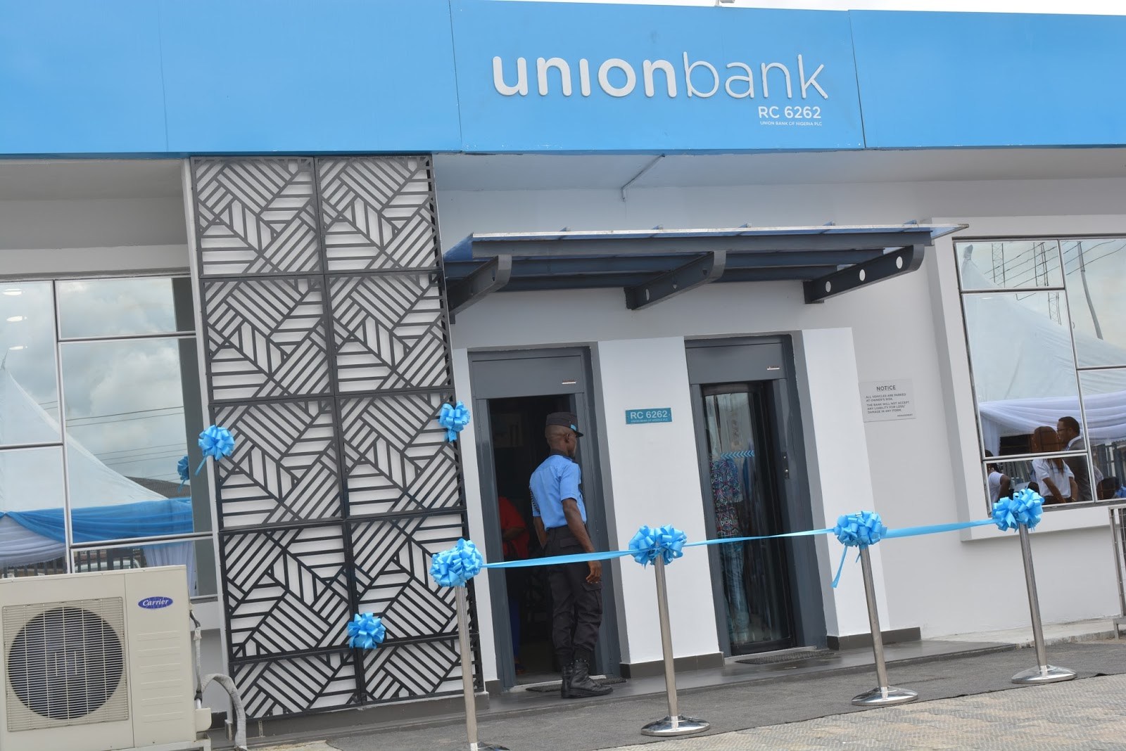 Aggrieved Nigerians vandalise banks amid cash crunch