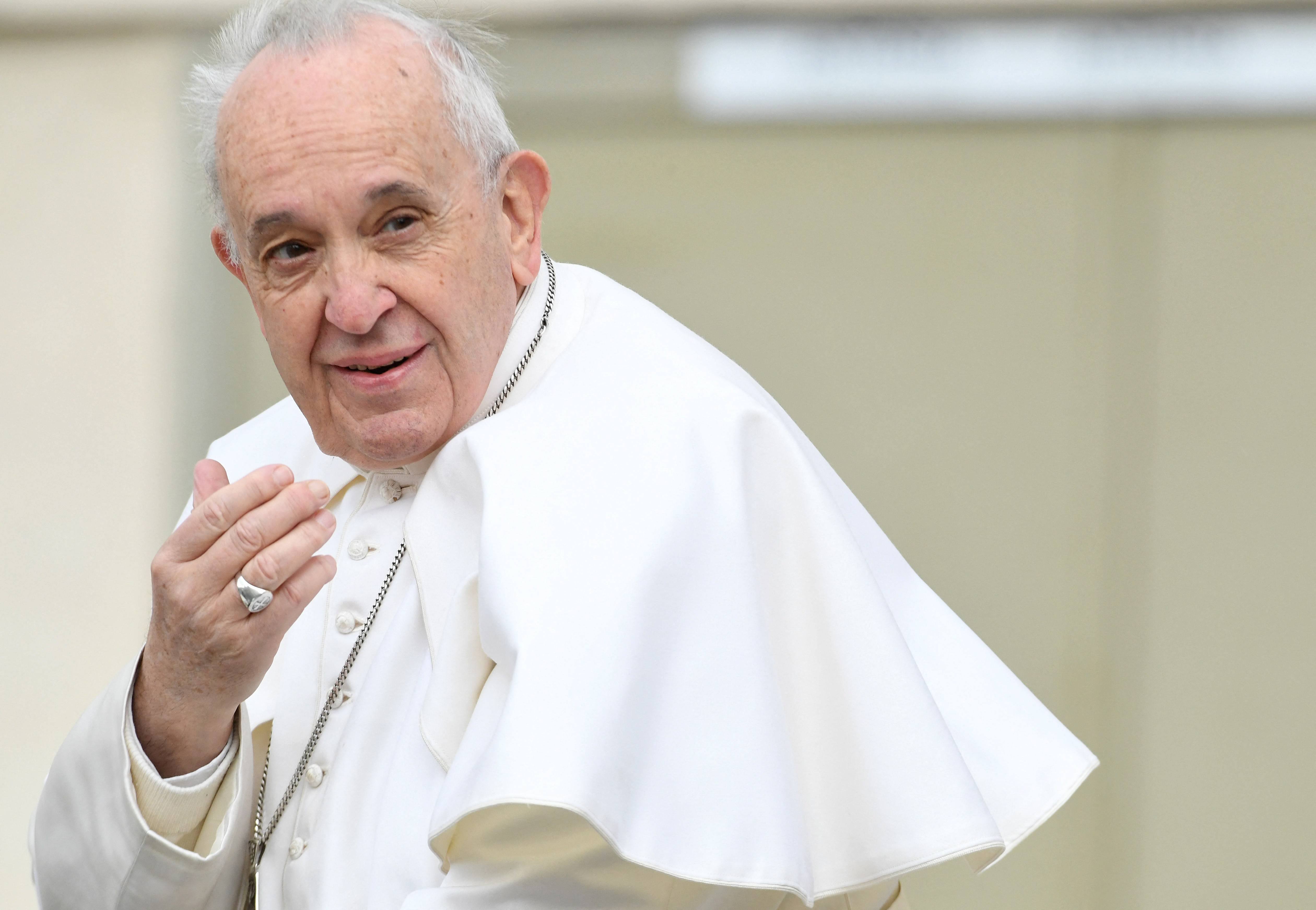 Watykan wyjaśnia, dlaczego papież nie chciał, by całowano jego pierścień -  Wiadomości