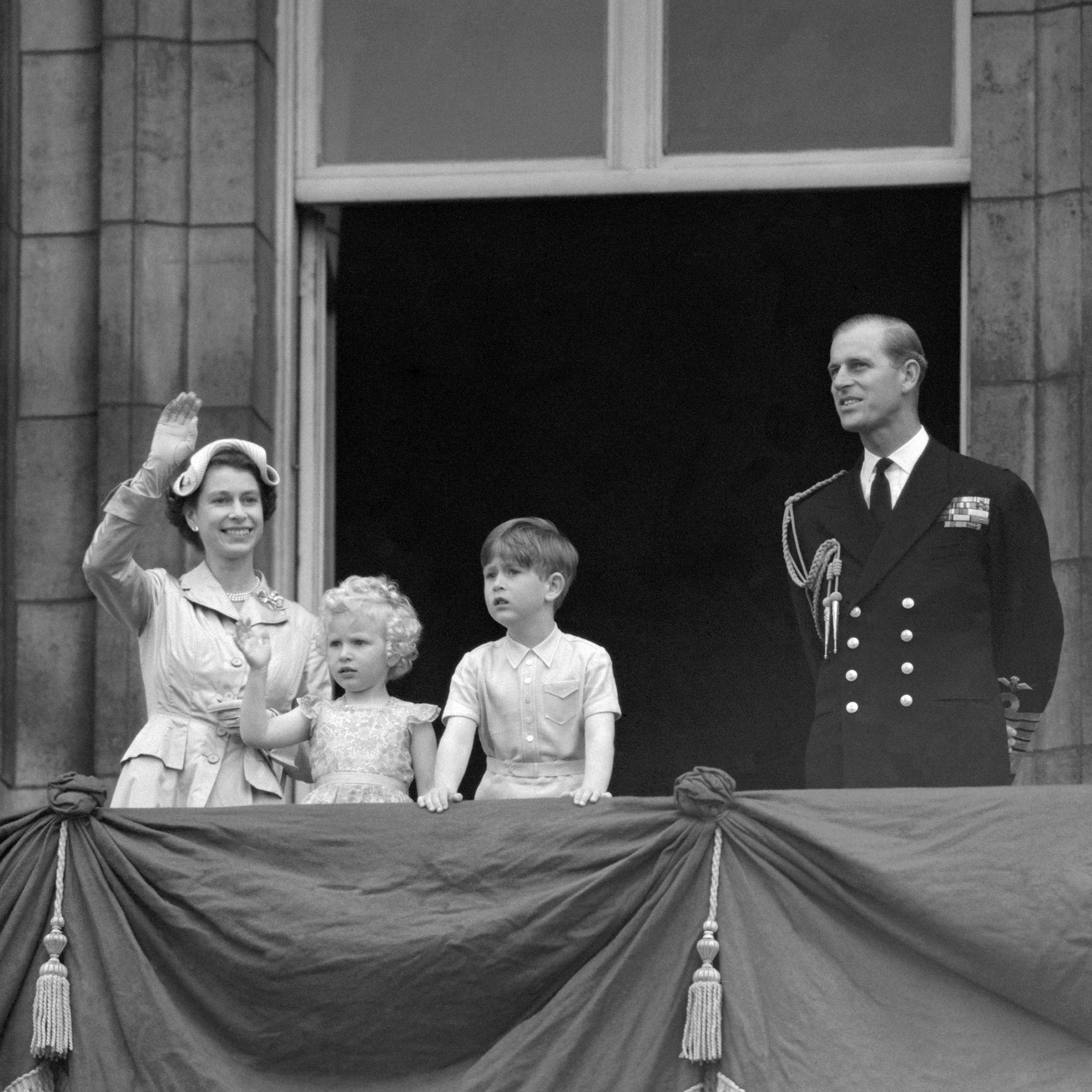 Fegyelemre nevelték: megdöbbentő részletek Károly herceg fiatal koráról -  Blikk