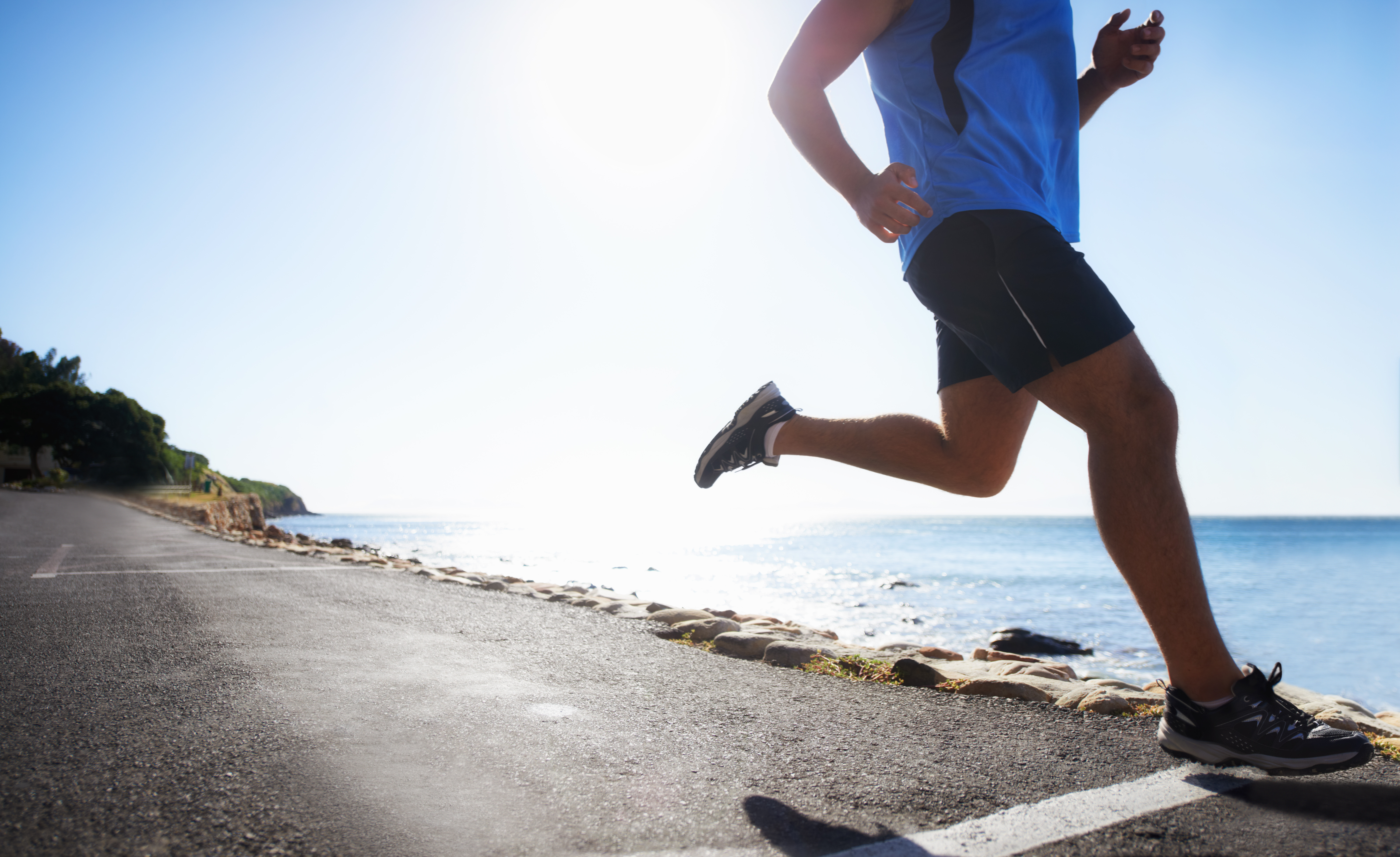 Run running. Спортивный мужчина бежит. Бег Эстетика. Люди бегут летом. Бег панорама.