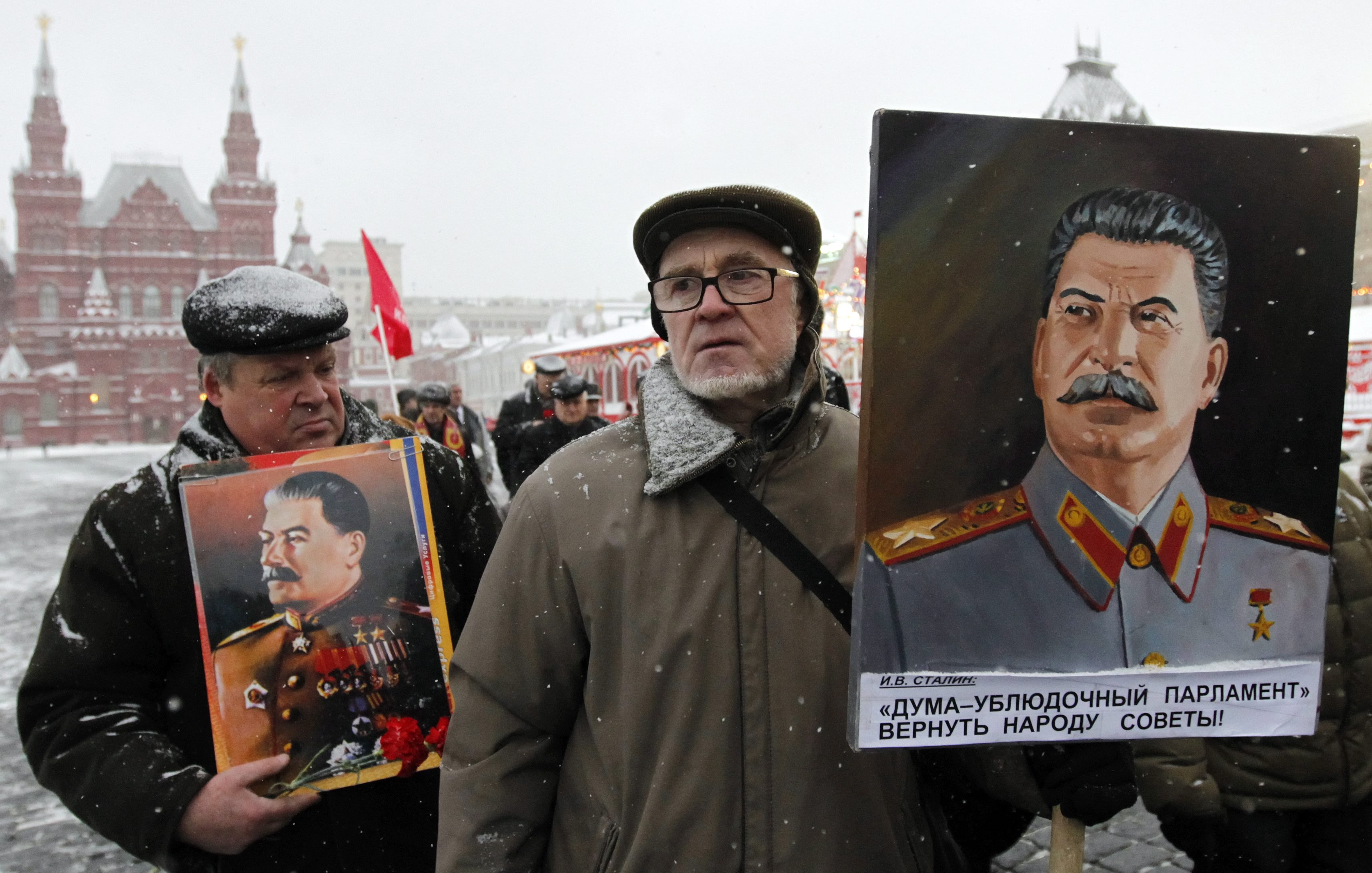 Sympatycy Stalina i członkowie Komunistycznej Partii Federacji Rosyjskiej z portretami wodza
