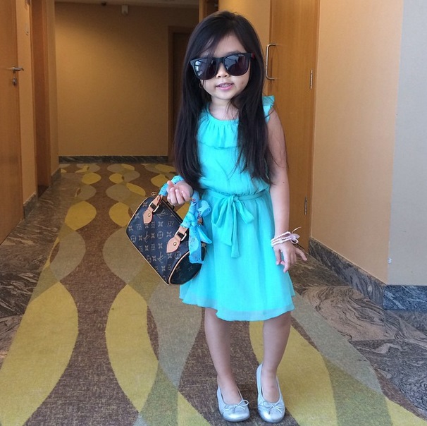 Ciężkie" życie 5-latki opływającej w luksusy. To nowa gwiazdeczka internetu  - Wiadomości