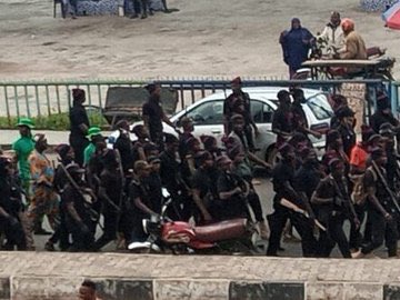 EndSARS: Armed hunters give security cover to protesters in Osun [ARTICLE]  - Pulse Nigeria