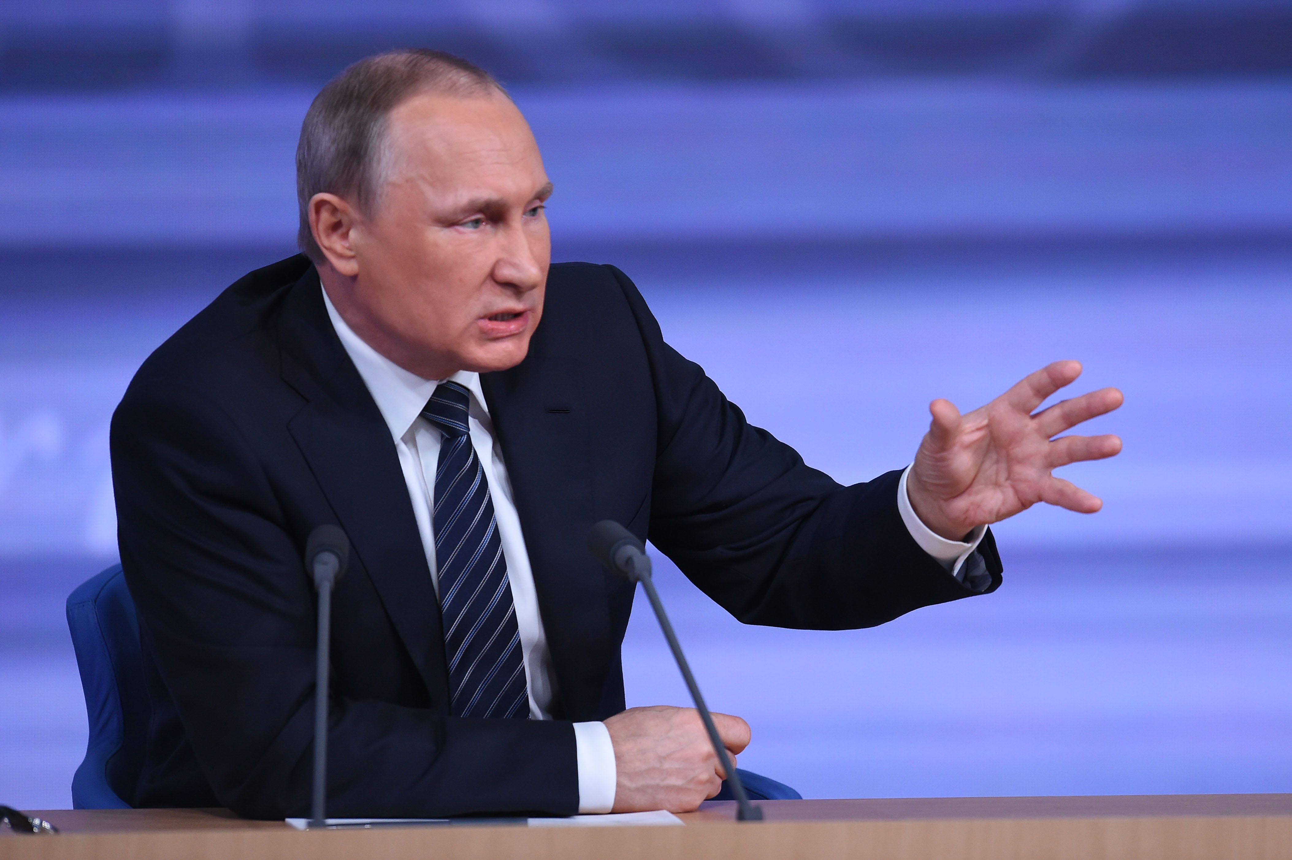 Россия через месяц. Руки Путина. ВВП фото Путина.