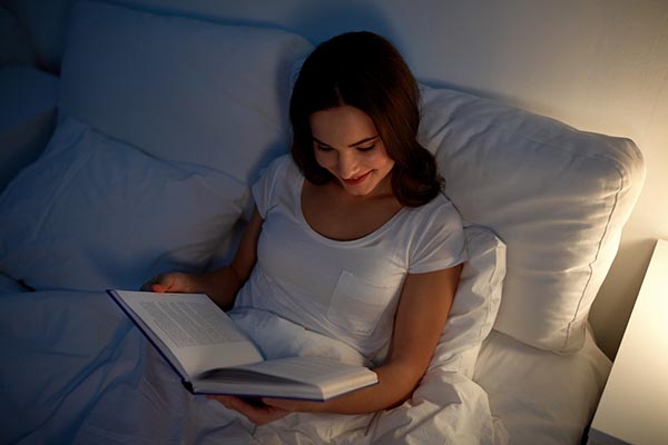 ¿Es cierto o no que leer con poca luz daña los ojos?