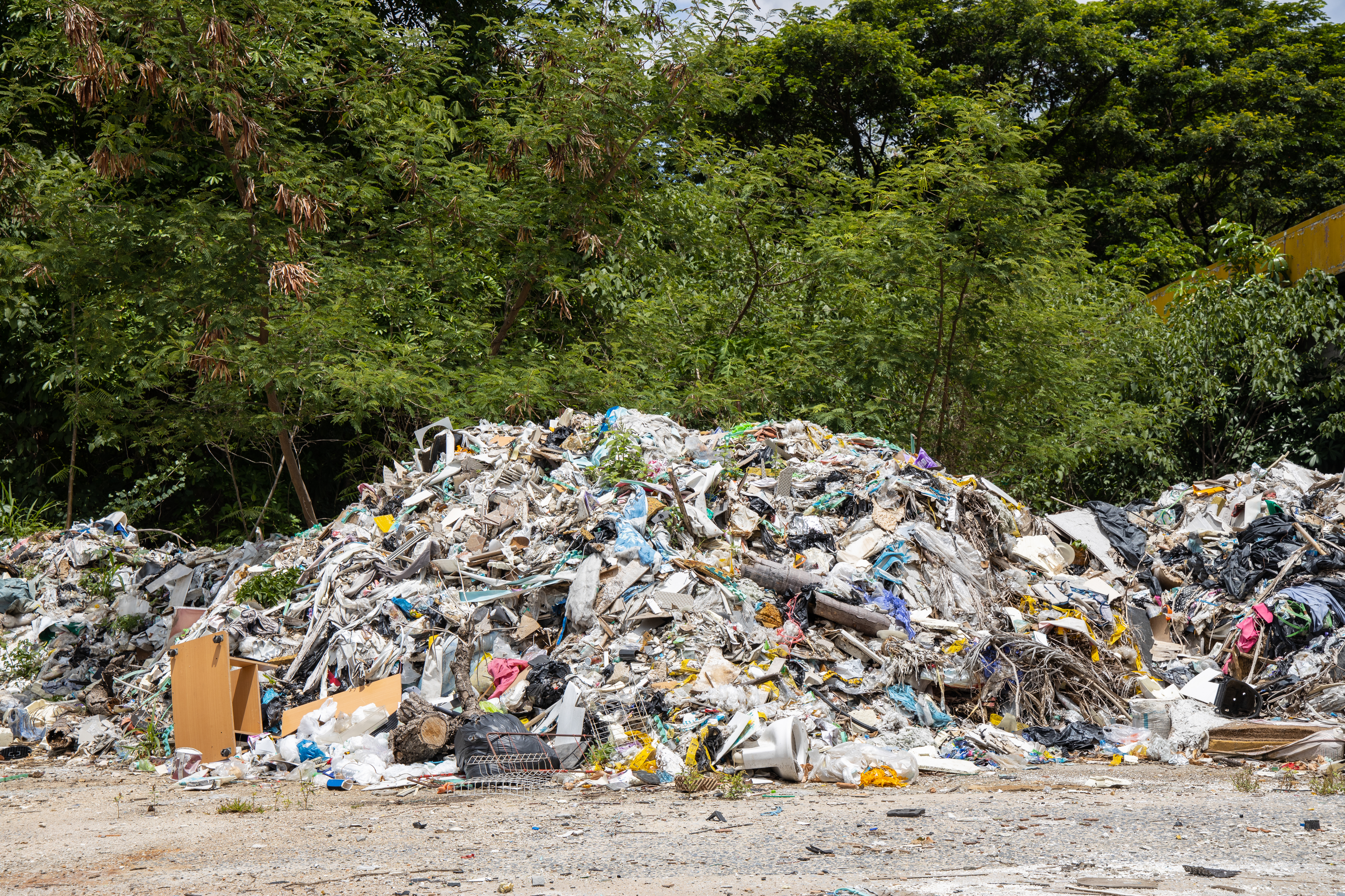 Na granicy francusko-luksemburskiej od miesięcy rosną nielegalne wysypiska  śmieci - Wiadomości