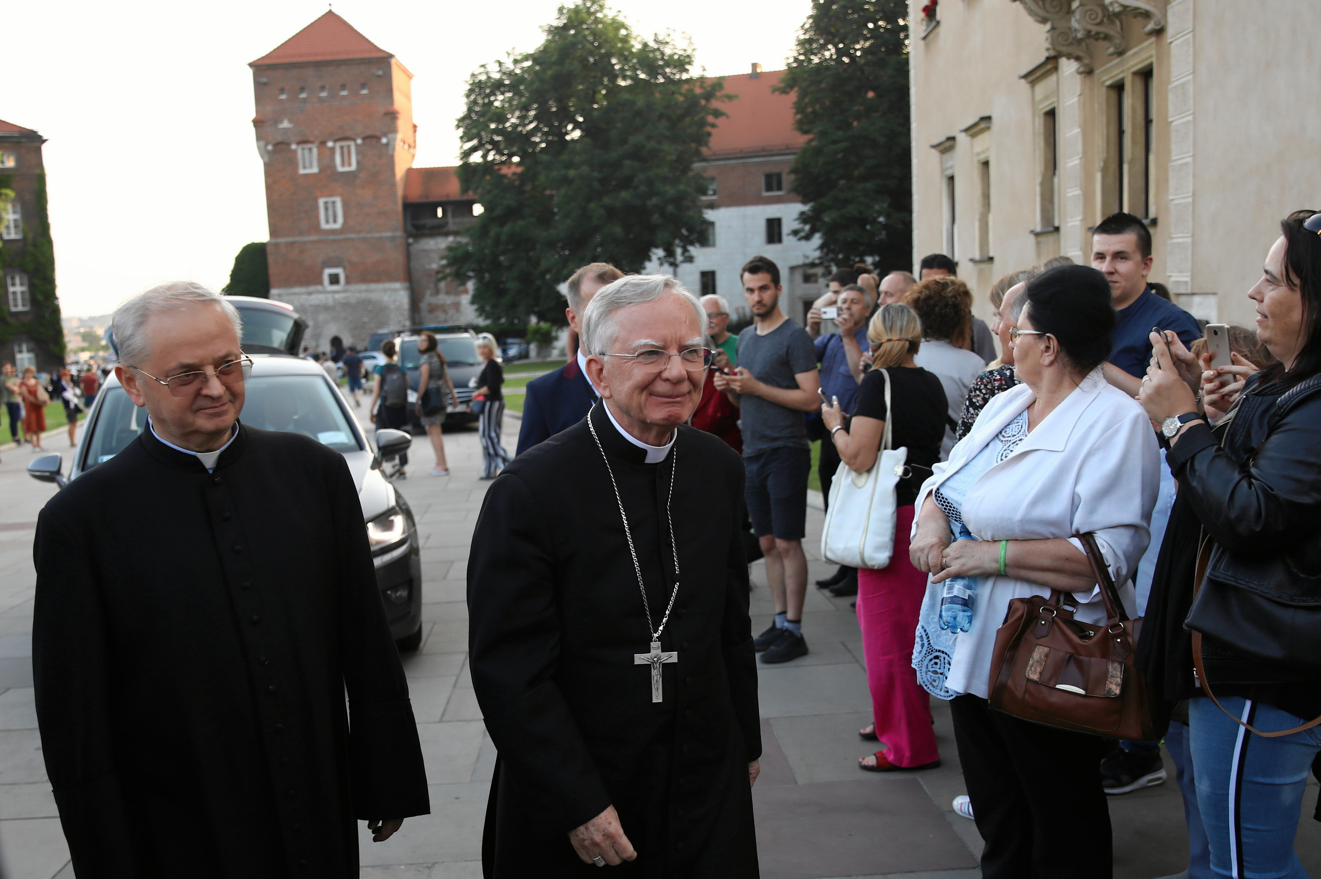 W okolicach Rynku kobieta ugodzona zostaa spadajcym z dachu soplem i to tak w gminach: Dobczyce i Raciechowice (nr 1 w Raciechowicach, Dobczycach, Gruszowie oraz Krzesawicach). Wigilia dla starszych i samotnych. Wiadomoci Mylenice - binaryoptionstrading23.com