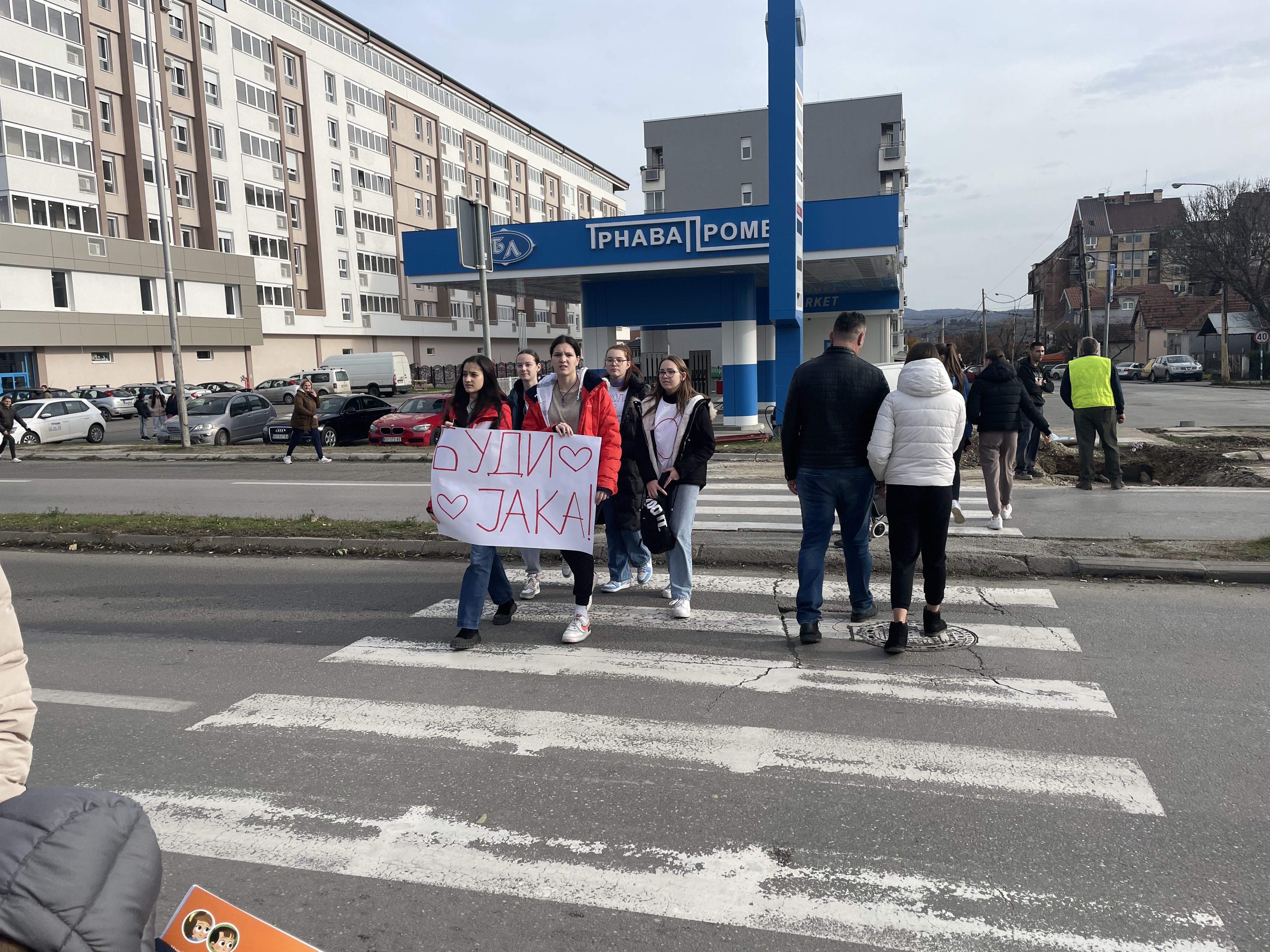 VOZAČI NE STAJU NA PEŠAČKOM, DOSTA NAM JE STRAHA" Protest građana u  Kragujevcu na mestu nesreće gde je povređena devojčica (13)
