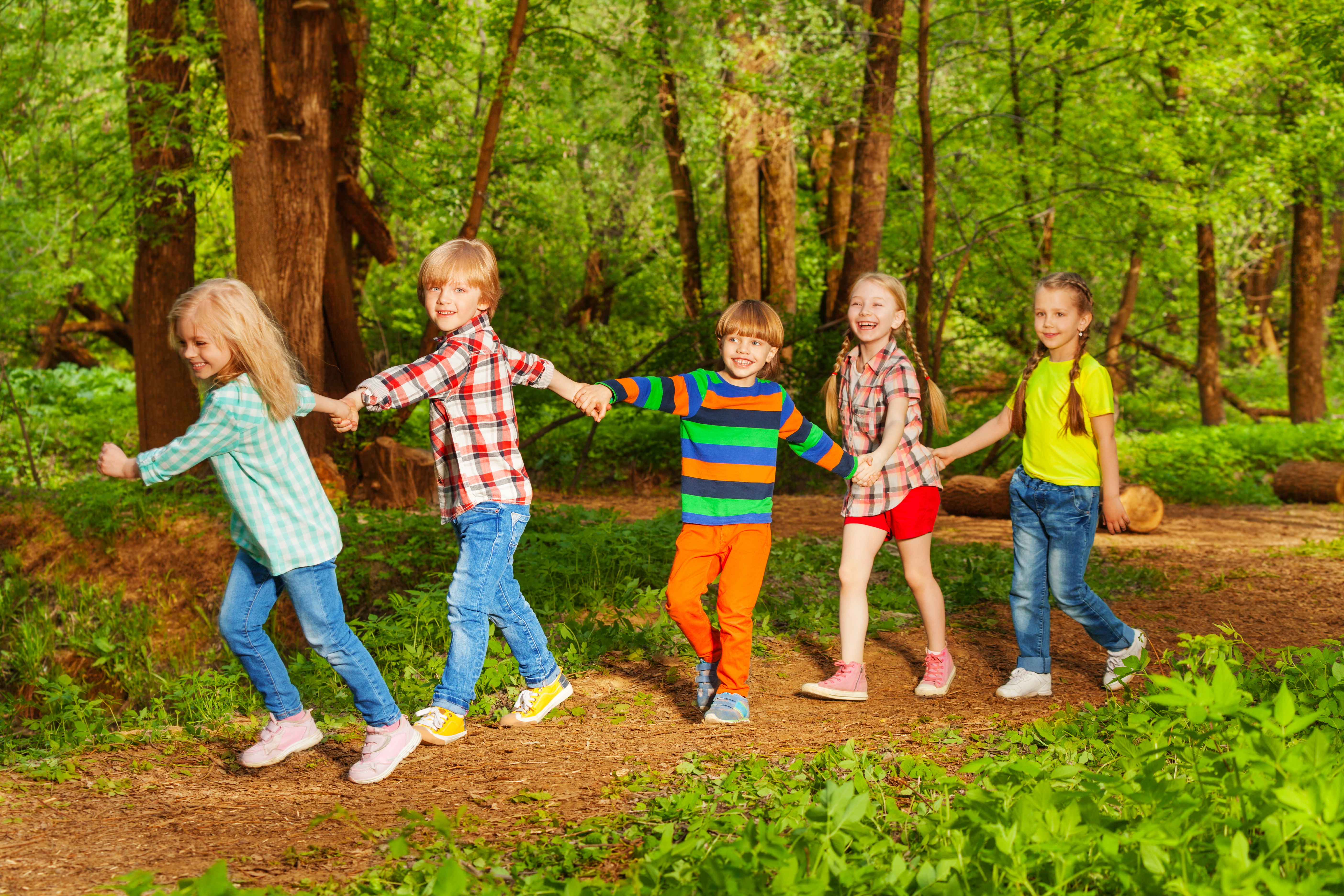 Пять лет ходили в детский. Прогулки в лесу с детьми. Дети гуляют в лесу. Дети гуляют счастливые. Радостные дети в лесу.