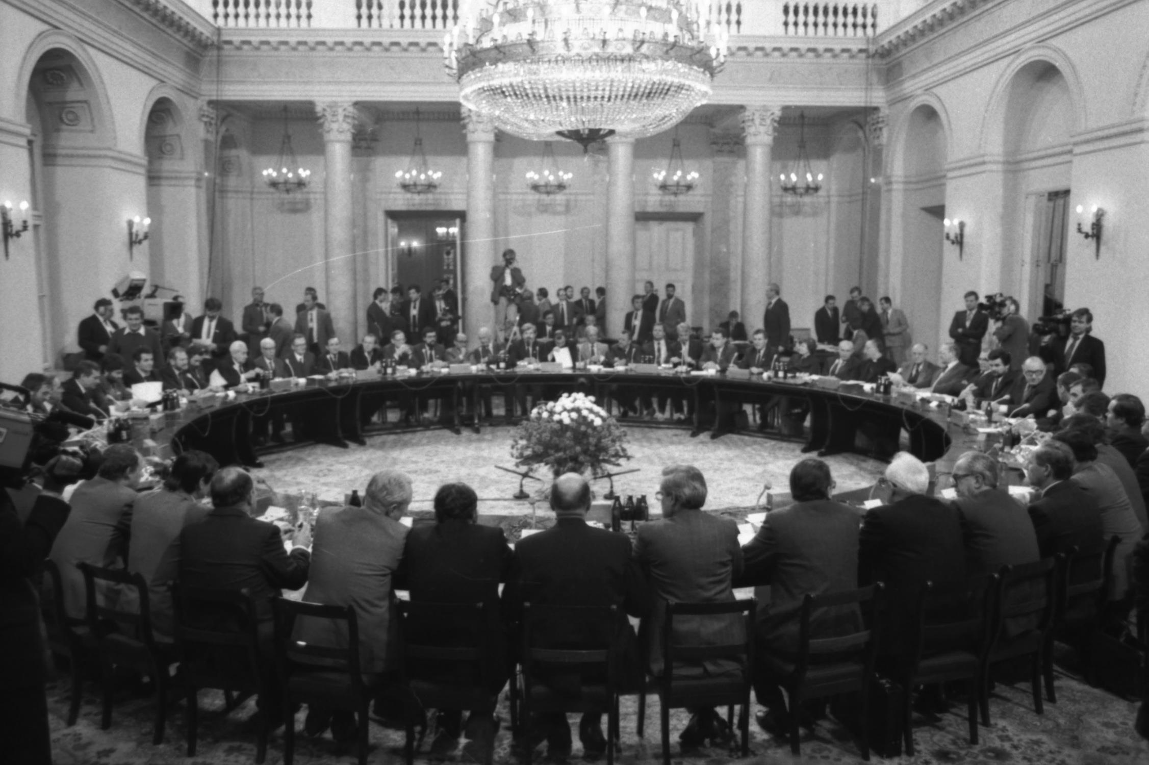 Obrady Okrągłego Stołu upadek PRL Solidarność PZPR polityka socjalizm