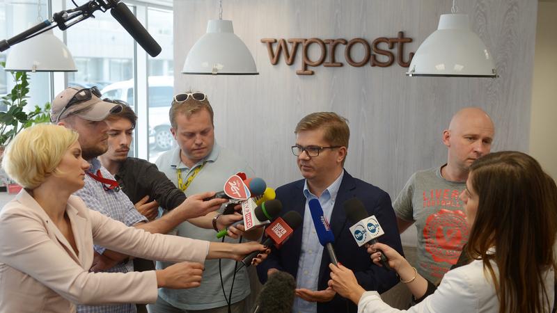 Redaktor naczelny "Wprost" Sylwester Latkowski i dziennikarz Michał Majewski, w redakcji tygodnika