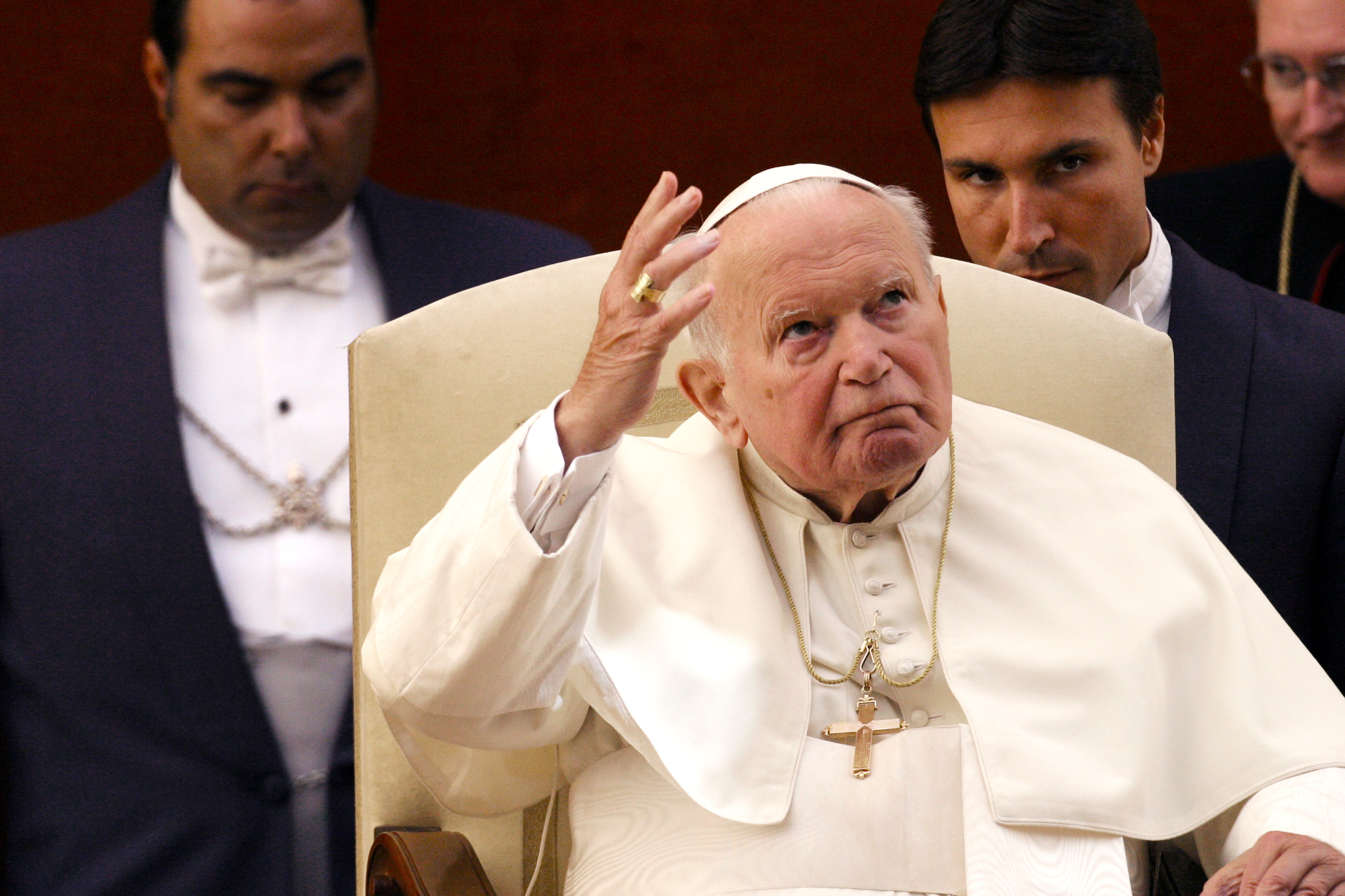 Prowokacja bezpieki wymierzona w Jana Pawła II? Miał mieć romans i  nieślubne dziecko - Wiadomości
