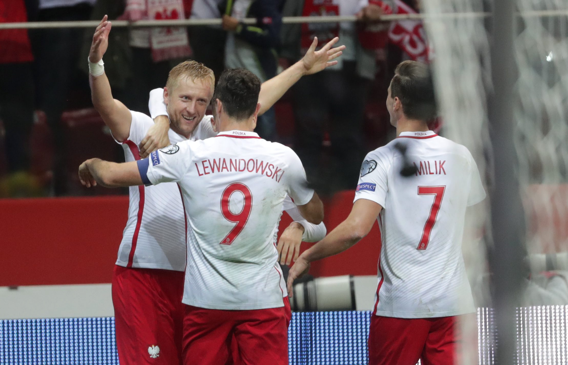 Polscy piłkarze cieszą się z bramki strzelonej przez Kamila Glika