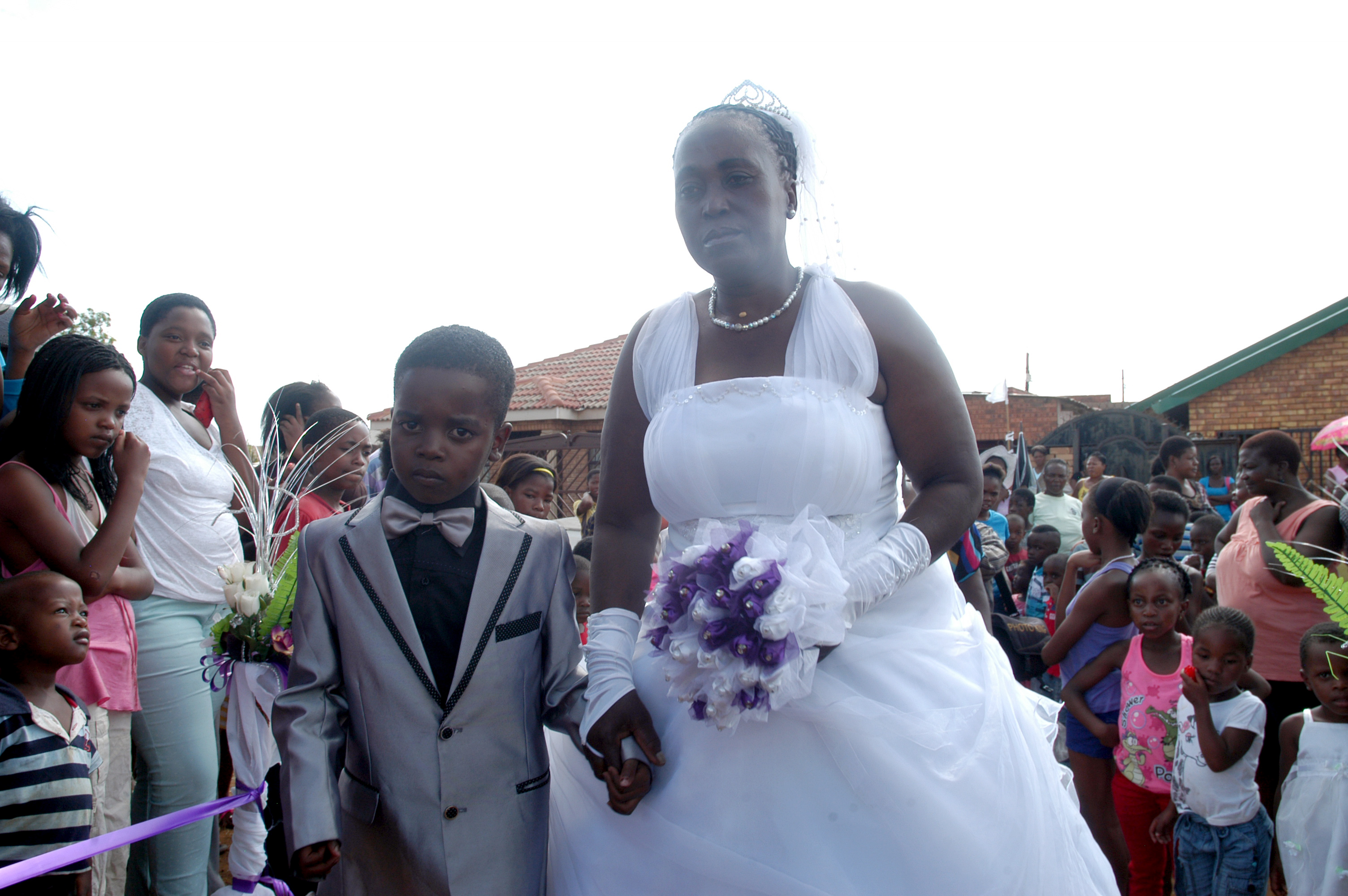 Мужчина женился на сиамских. Хелен Шабангу. Хелен Шабану и Санеле Масилела. Санеле Масилела женился на 61-летней Хелен Шабангу. Свадьба в Африке.