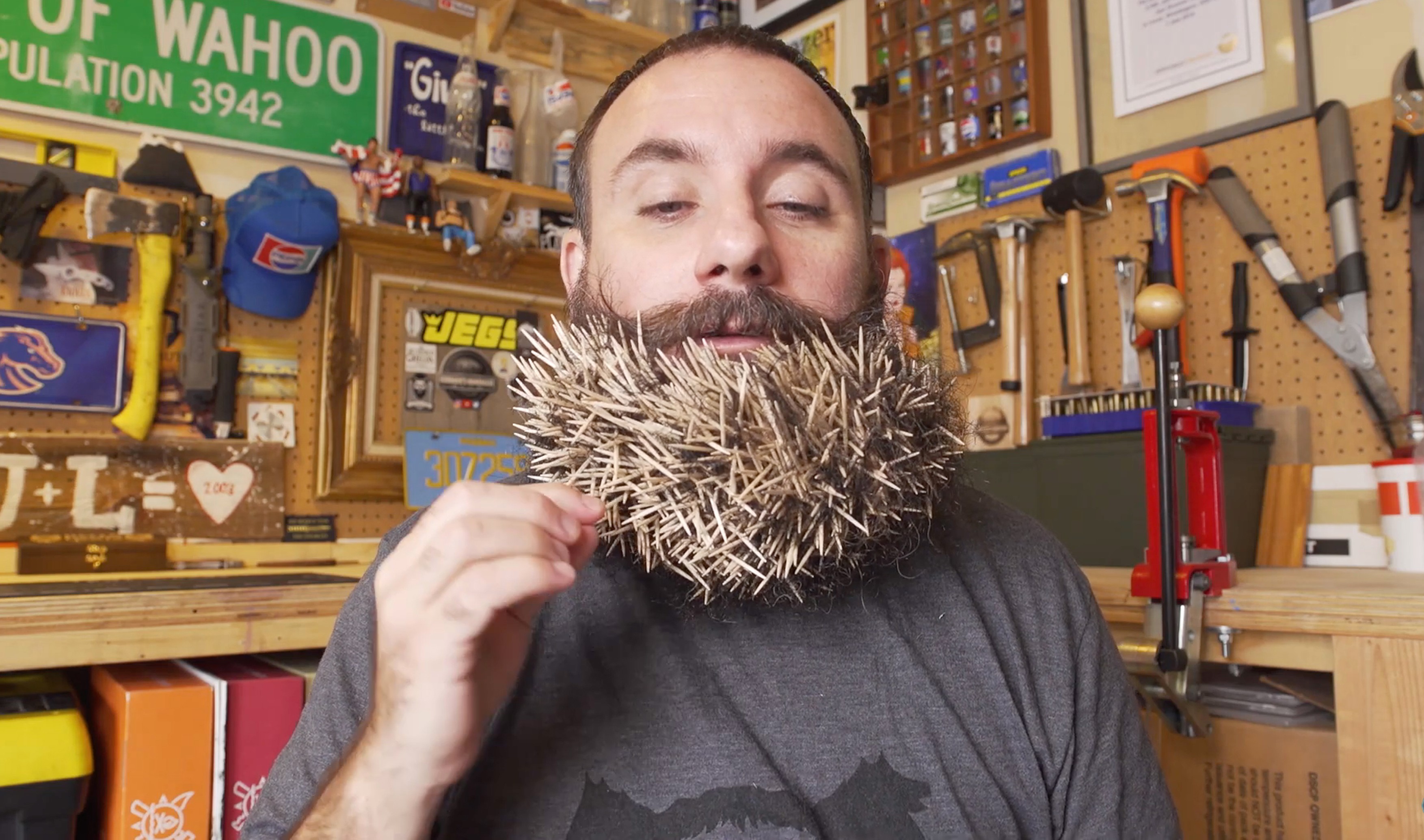 Joel Strasser úgy lett Guinness-rekorder, hogy fogpiszkálókat tűzdelt a  szakállába - Blikk