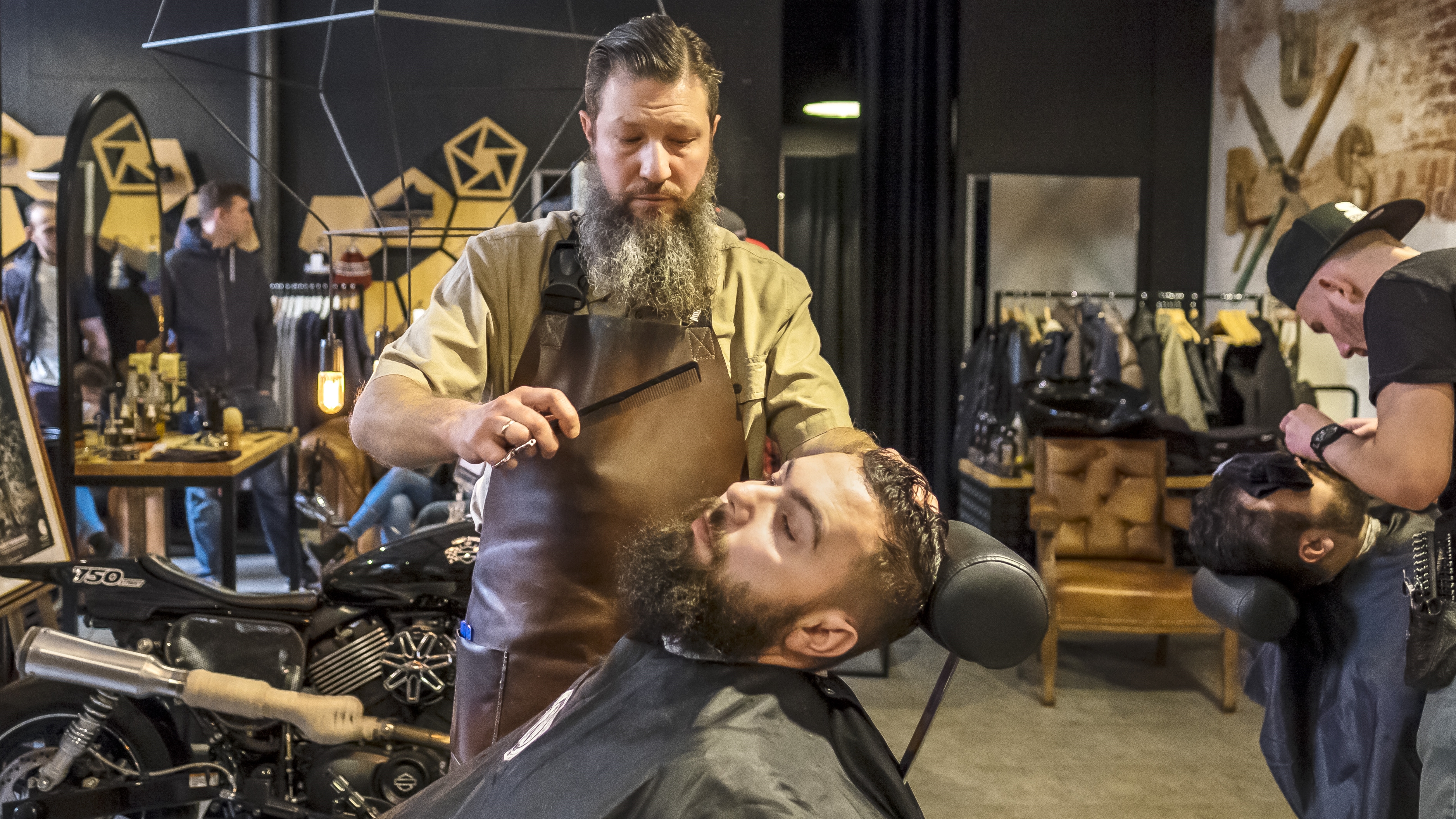 Adam Szulc Fryzjer Gwiazd Strzyze Brody W Brush Barber Shop