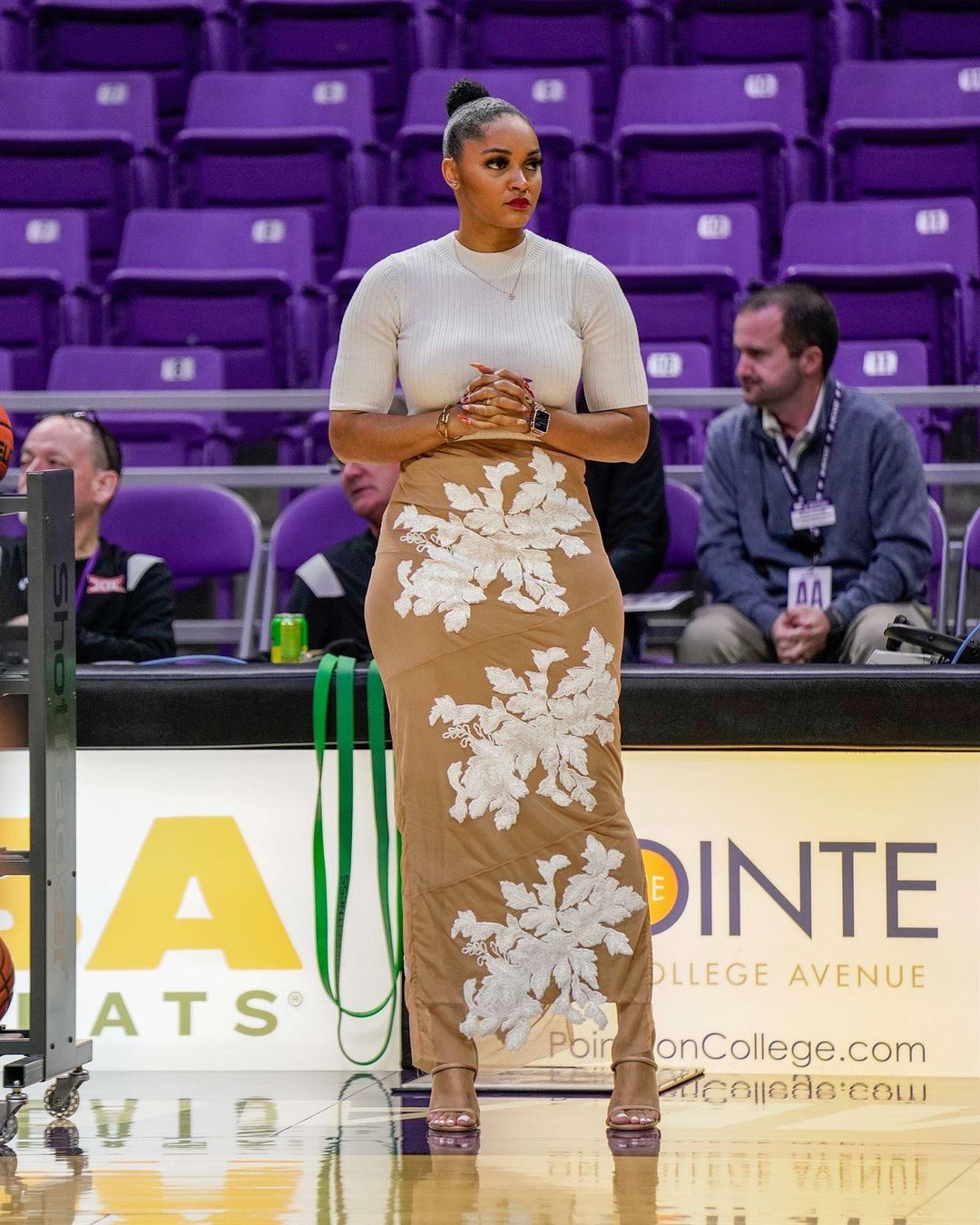 Meet Texas basketball coach Sydney Carter who has turned the court into