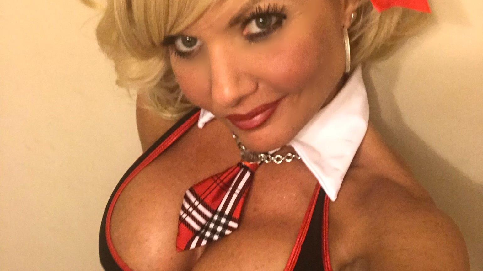 Kitty Kat West Nude Photos