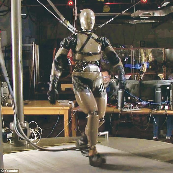 Vegyi ruha teszi a robotot - Blikk