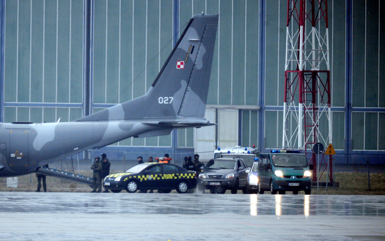 Samolot specjalny CASA, na pokładzie którego konwojowany jest podejrzany o zabójstwo kobiety Kajetan P., wylądował na wojskowym lotnisku Okęcie