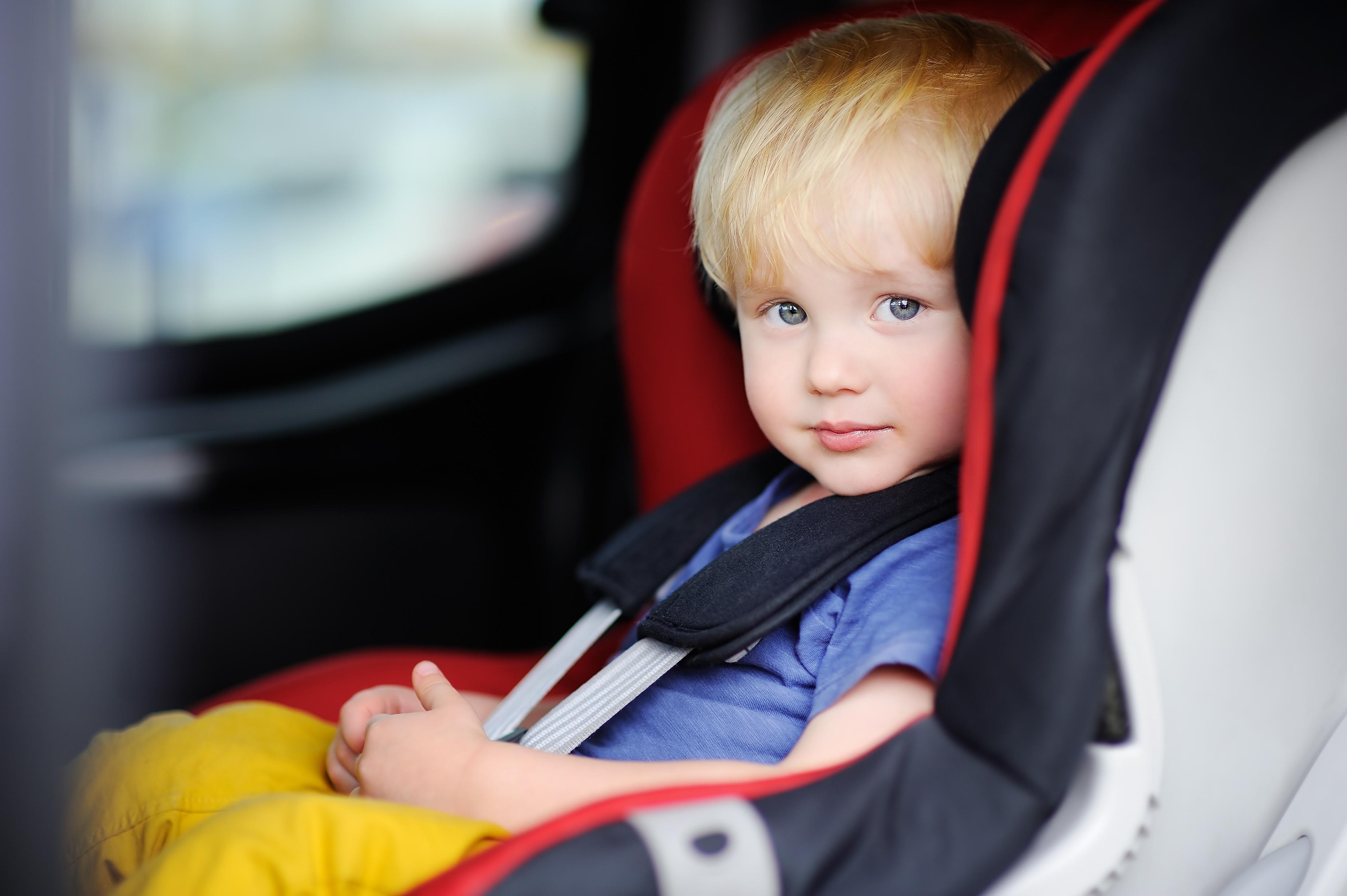 Przewóz dzieci w samochodzie. Do kiedy trzeba przewozić dziecko w foteliku?