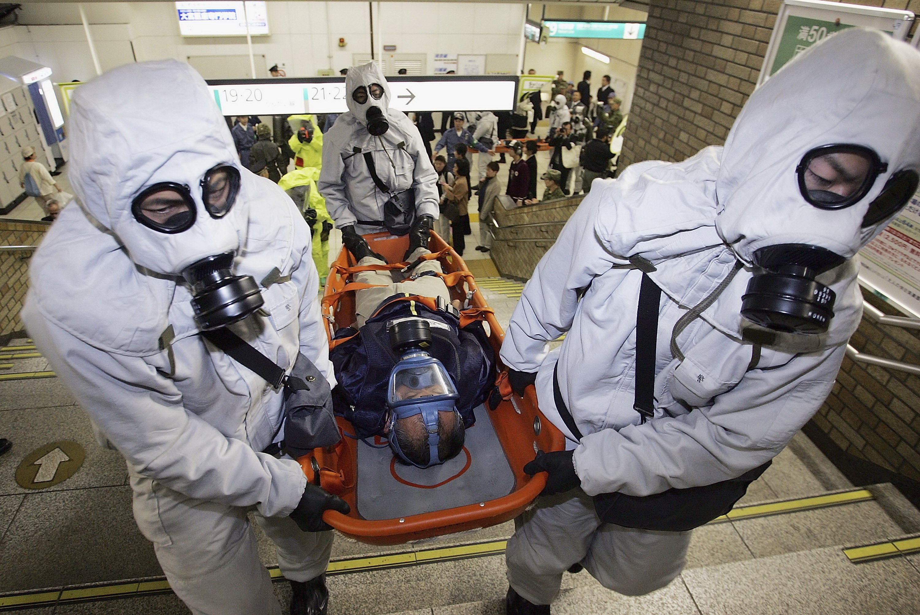 Применили биологическое оружие. Aum Shinrikyo химическое оружие. Зарин заман химическое оружие. Химическая атака в Токийском метро 1995.
