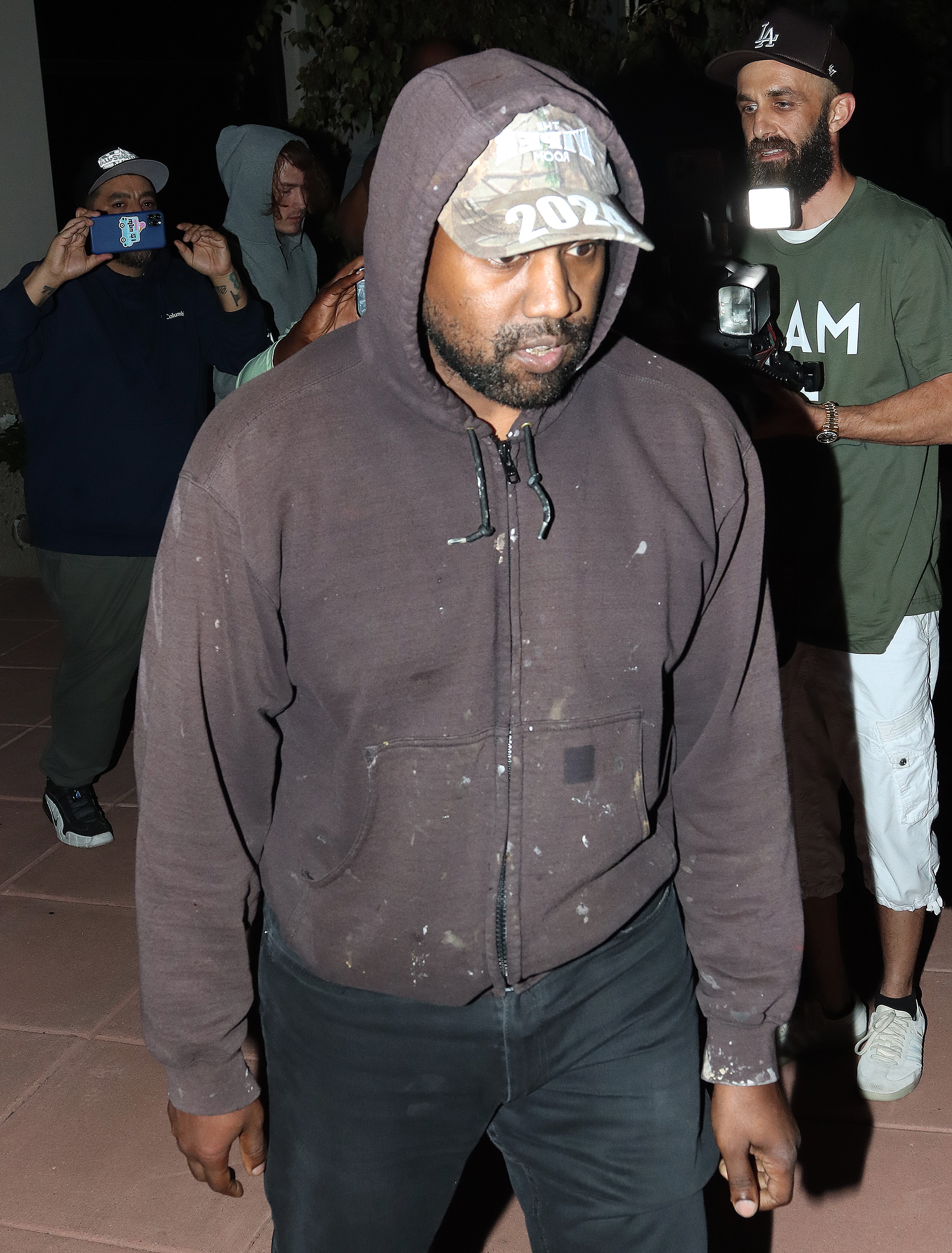 Kanye West wyprzedaje bluzy Balenciaga, Adidas i Gap za 20 dol. Wszystkie  te firmy zerwały z nim współpracę