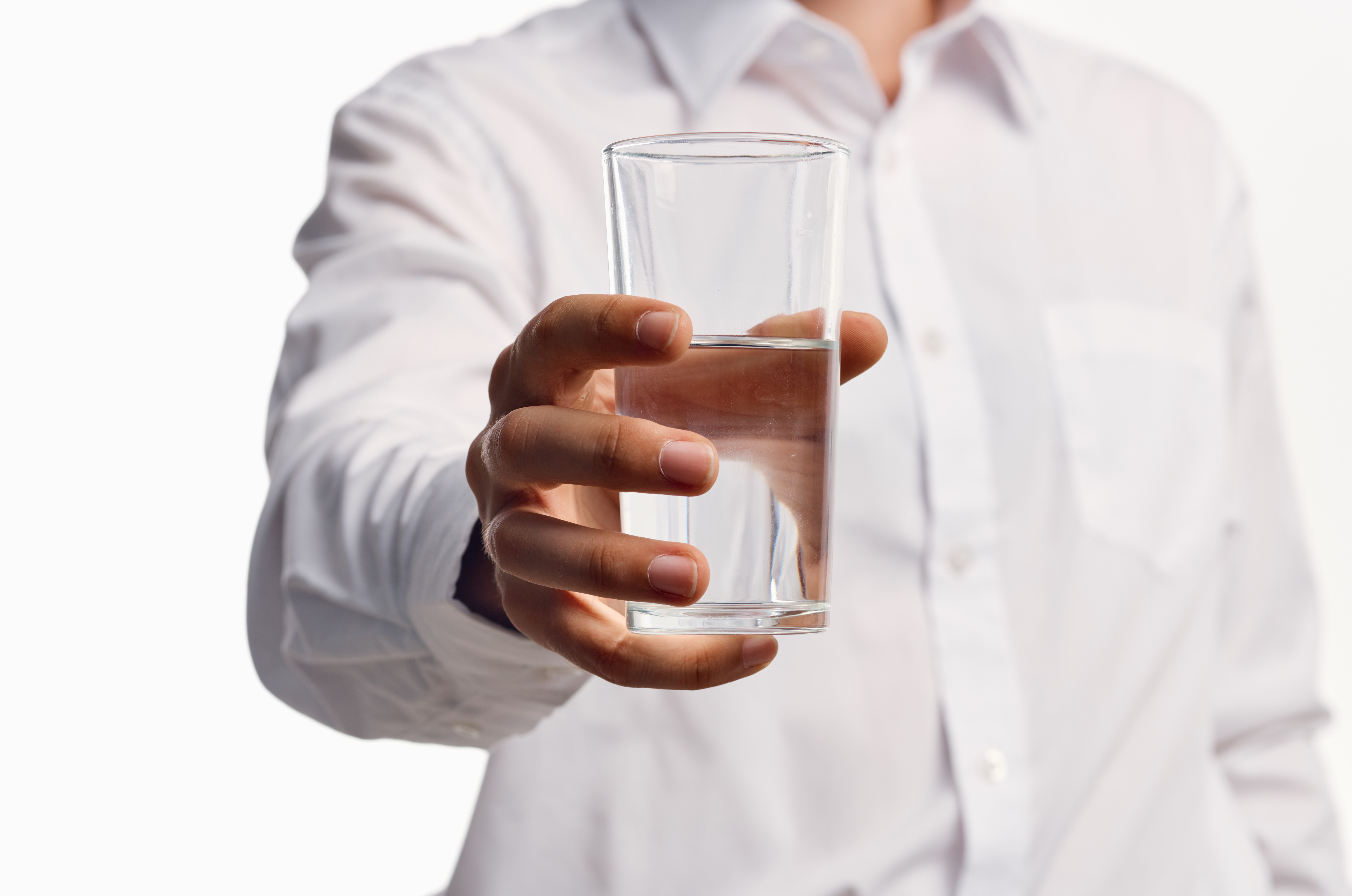 Man with a Glass of Water. Бородатый мужчина приятный со стаканом воды. Азиат мужчина пьет воду лекарство. Пить воду в исламе