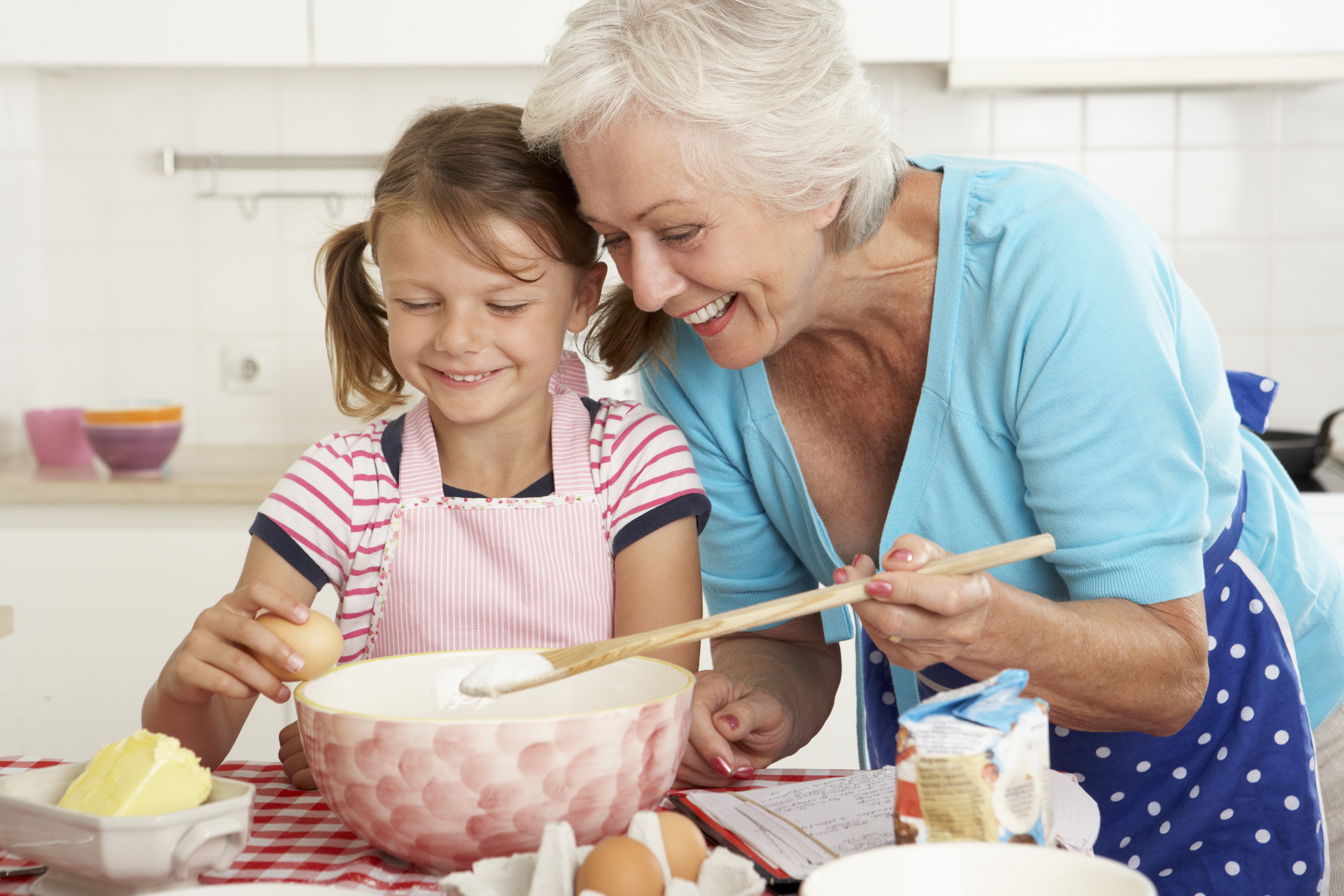 Дедушка помогает внучке. Бабушка и внучка на кухне. Бабушка с внуками на кухне. Пенсионеры с внуками. Бабушка на кухне с детьми и внуками.