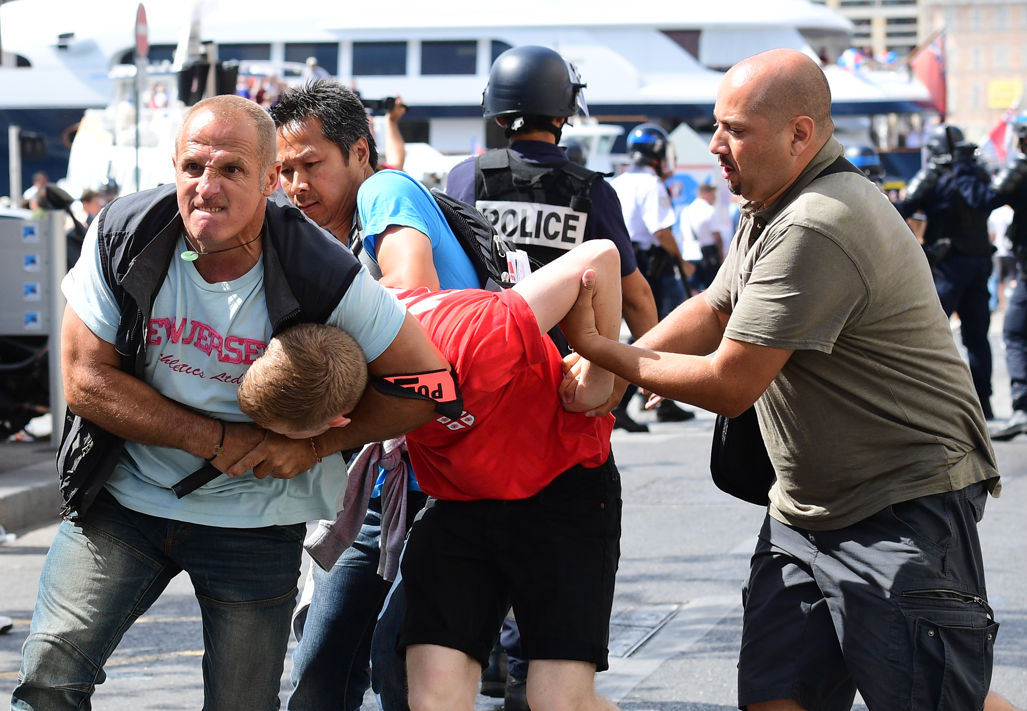 Russian hooligans france. Русские в Марселе 2016. Евро 2016 беспорядки в Марселе. Драка в Марселе 2016.