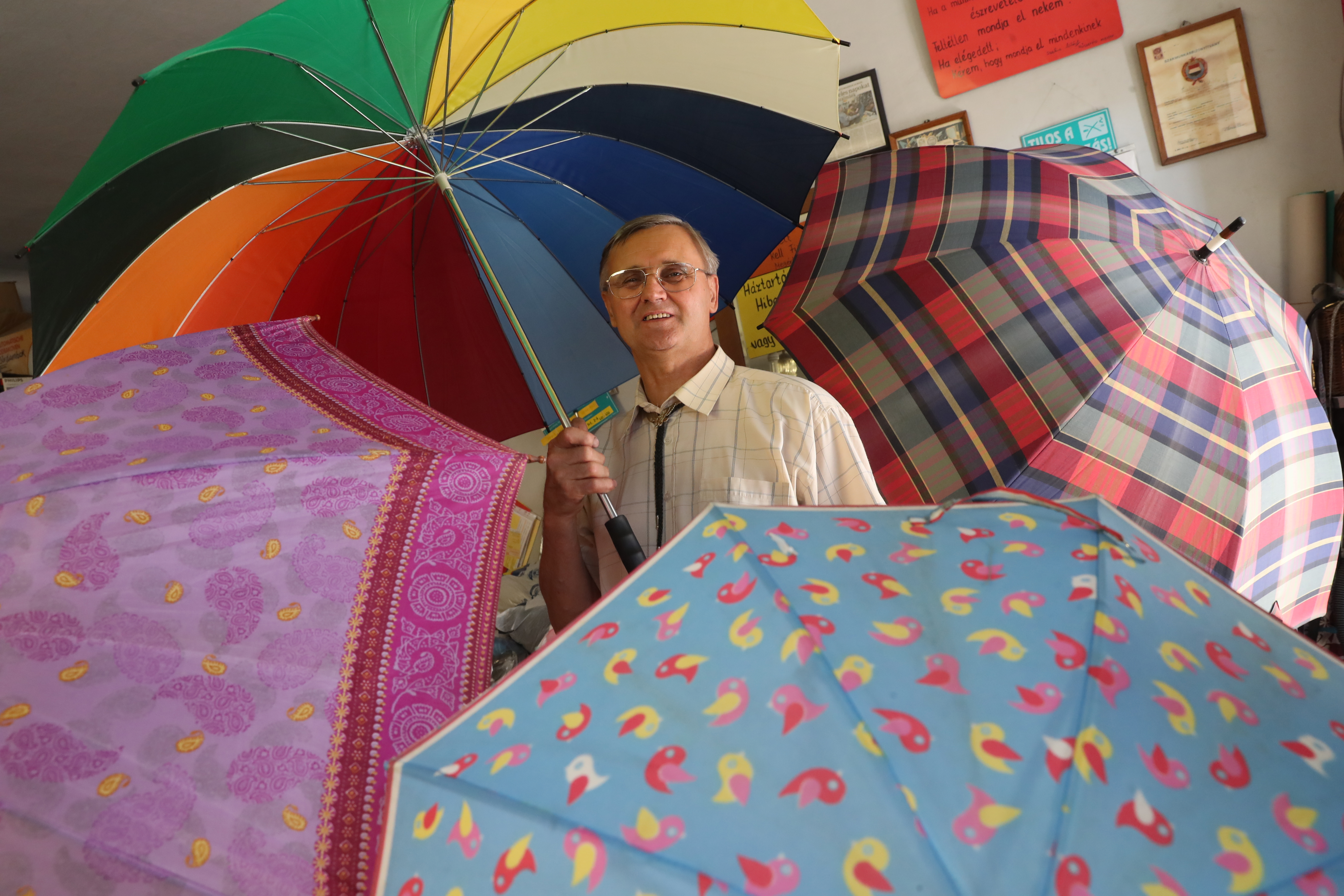 Hajnalig dolgozik mindennap az ország egyik utolsó és egyetlen  esernyőjavító-mestere, Szalma Mihály - Blikk