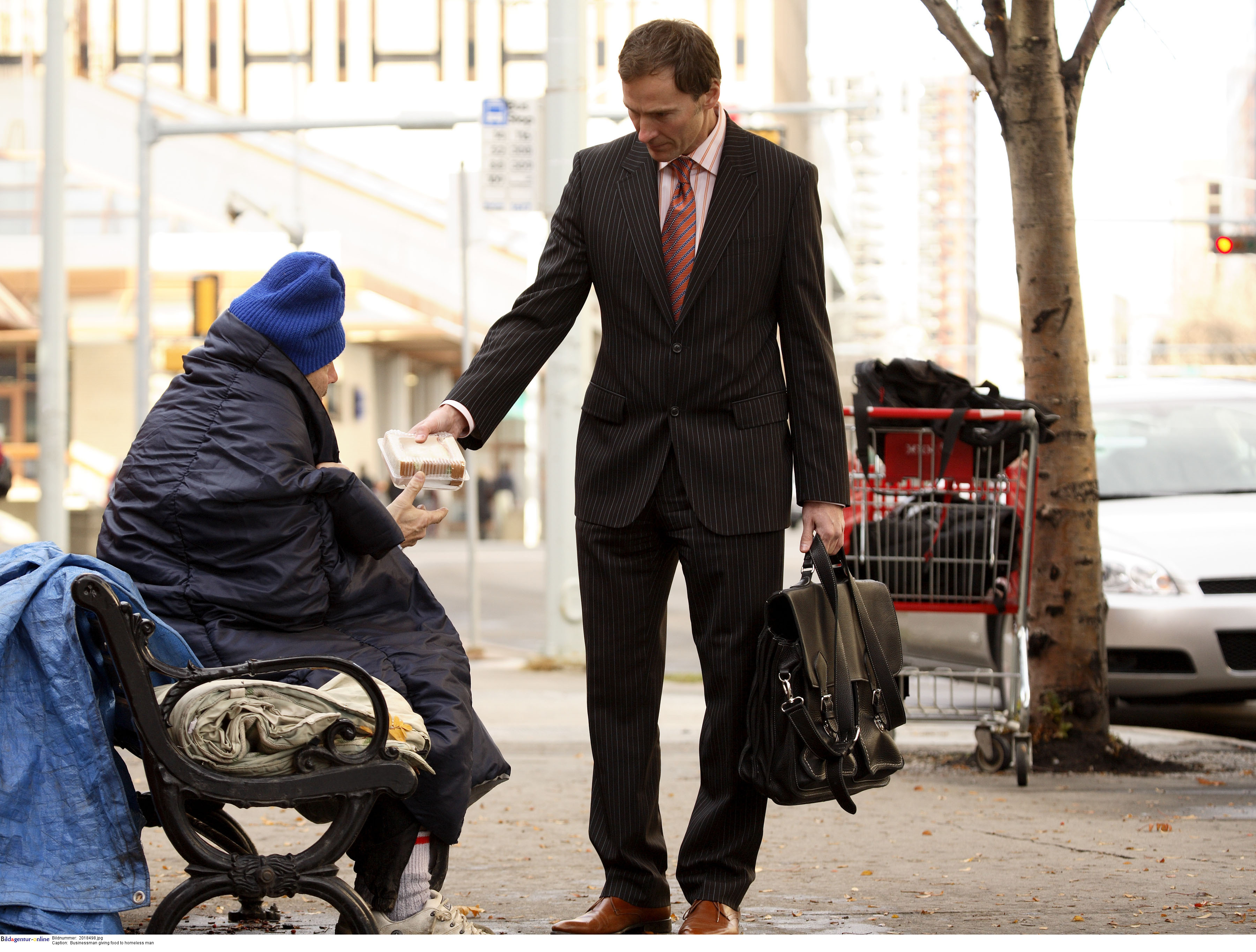 Богатый человек помогающий бедным. Богатый и нищий. Богатый и бедный человек. Богатый бомж. Бомж и богач.