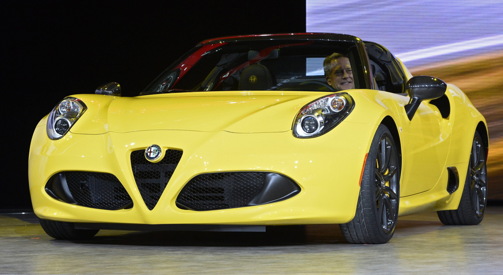 Nowa Alfa Romeo zapiera dech w piersiach! Zobacz zdjęcia