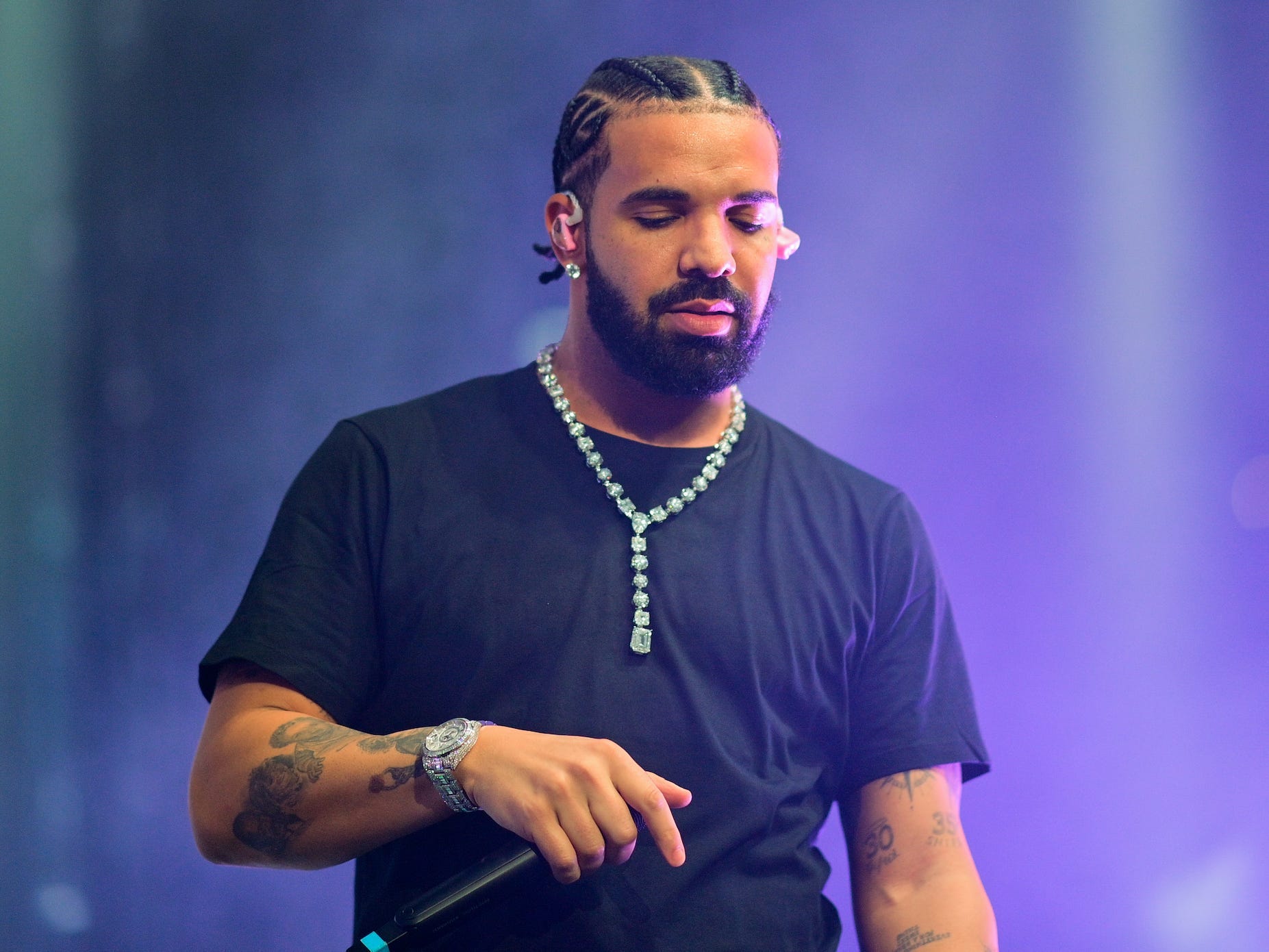 Drake is the artist with most songs above 1 billion Spotify streams