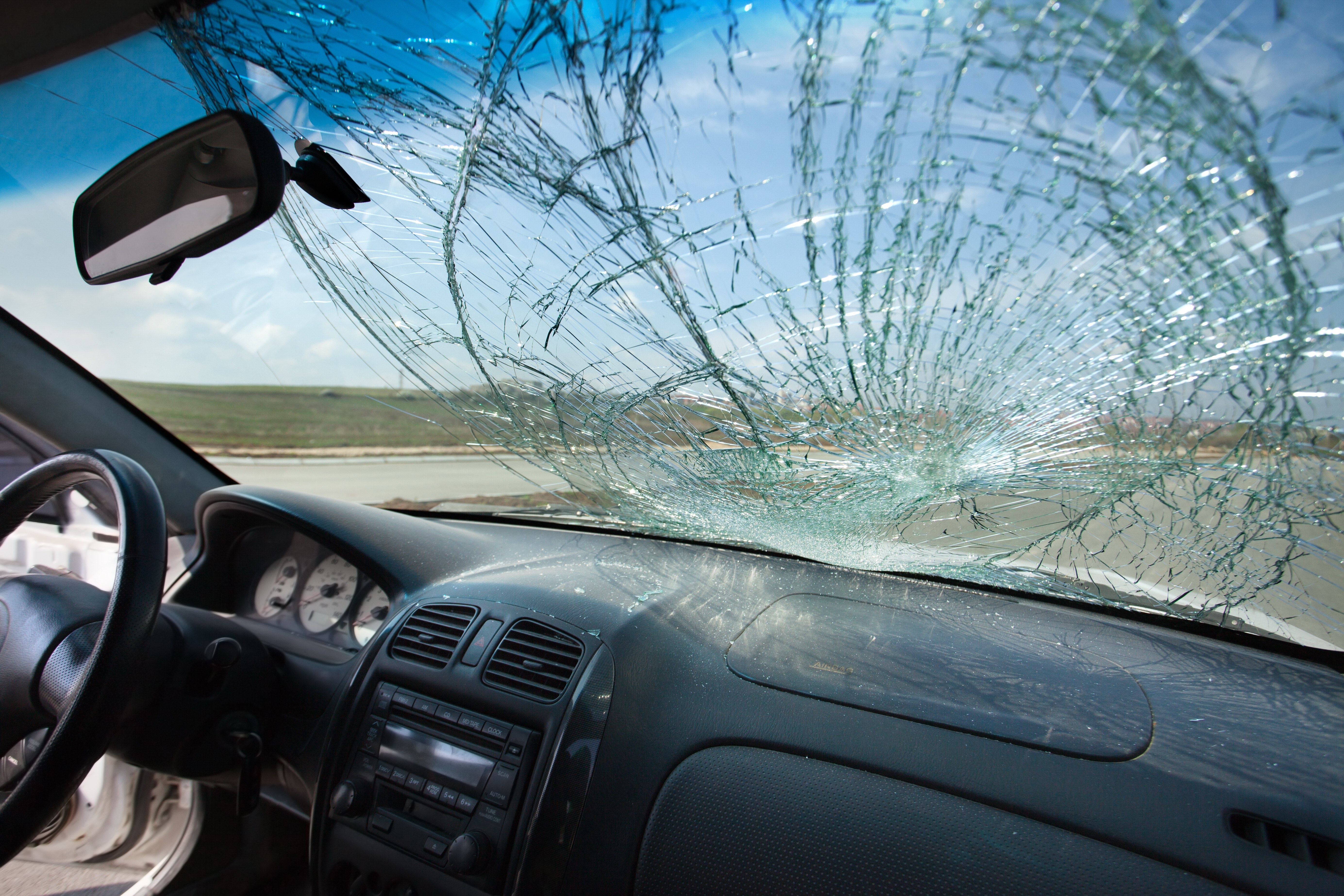 Трещины на машине. Стекло лобовое/Glass-Windscreen. Разбитое лобовое стекло. Разбитое стекло автомобиля. Разбитое автомобильное стекло.