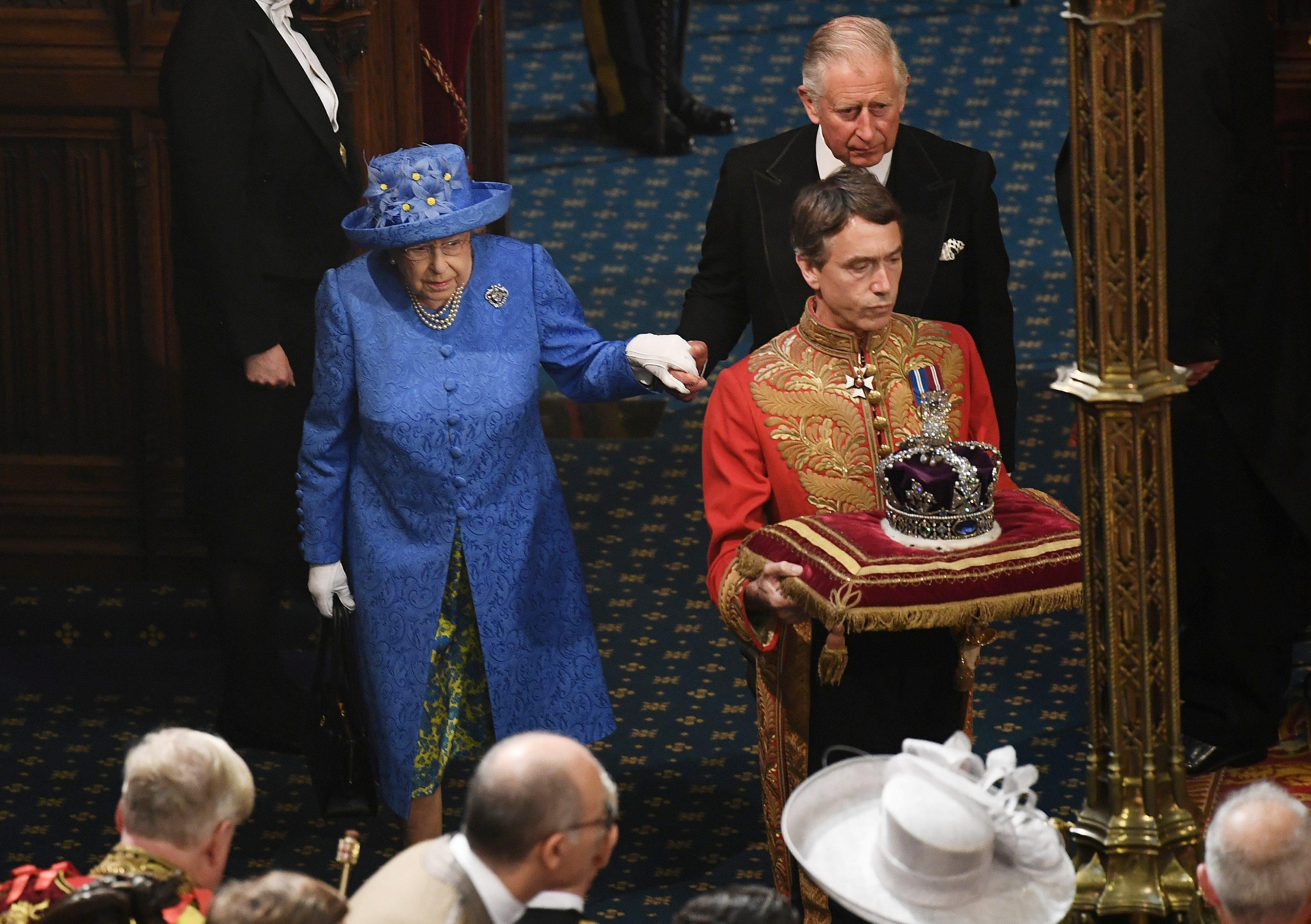 Krolowa Elzbieta Abdykuje Przygotowania Do Objecia Tronu Przez Karola