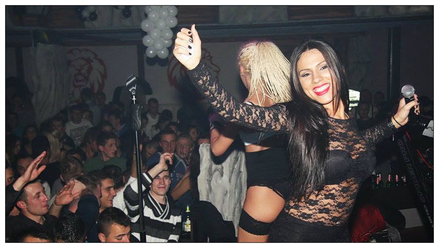 Yotgan holda eshakda anal jinsiy aloqa