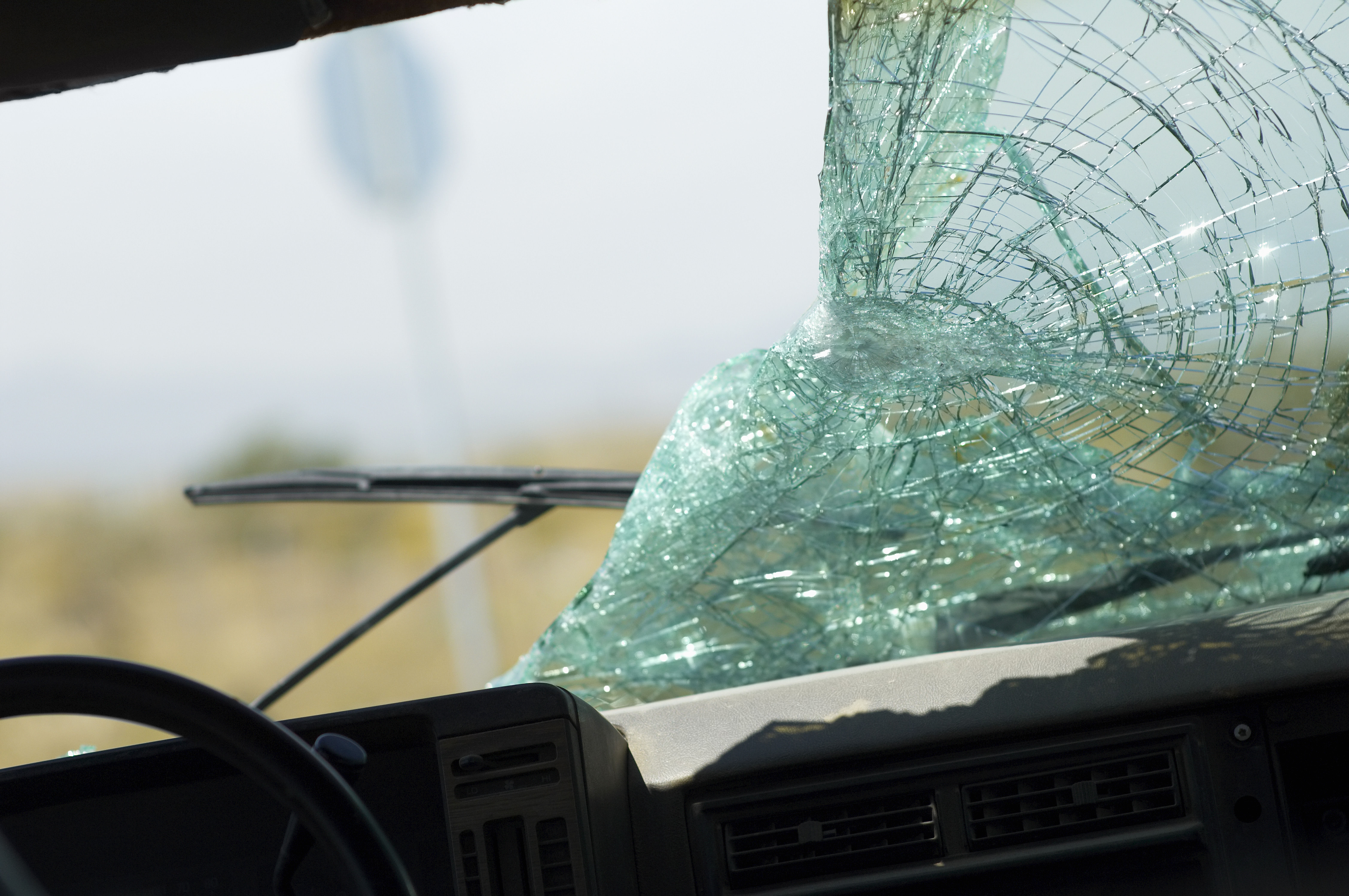 Разбитое лобовое стекло машины. Разбитое лобовое стекло. Разбитое стекло автомобиля. Разбитые стекла в машине. Разбить лобовое стекло.