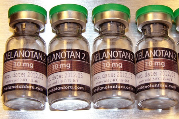 melanotan na opalanie Śmierć przez opalanie. Samoopalacz może Cię zabić! Melanotan to specyfik wstrzykiwany pod skórę, który powoduje, że robi się jak opalona i może spowodować śmierć