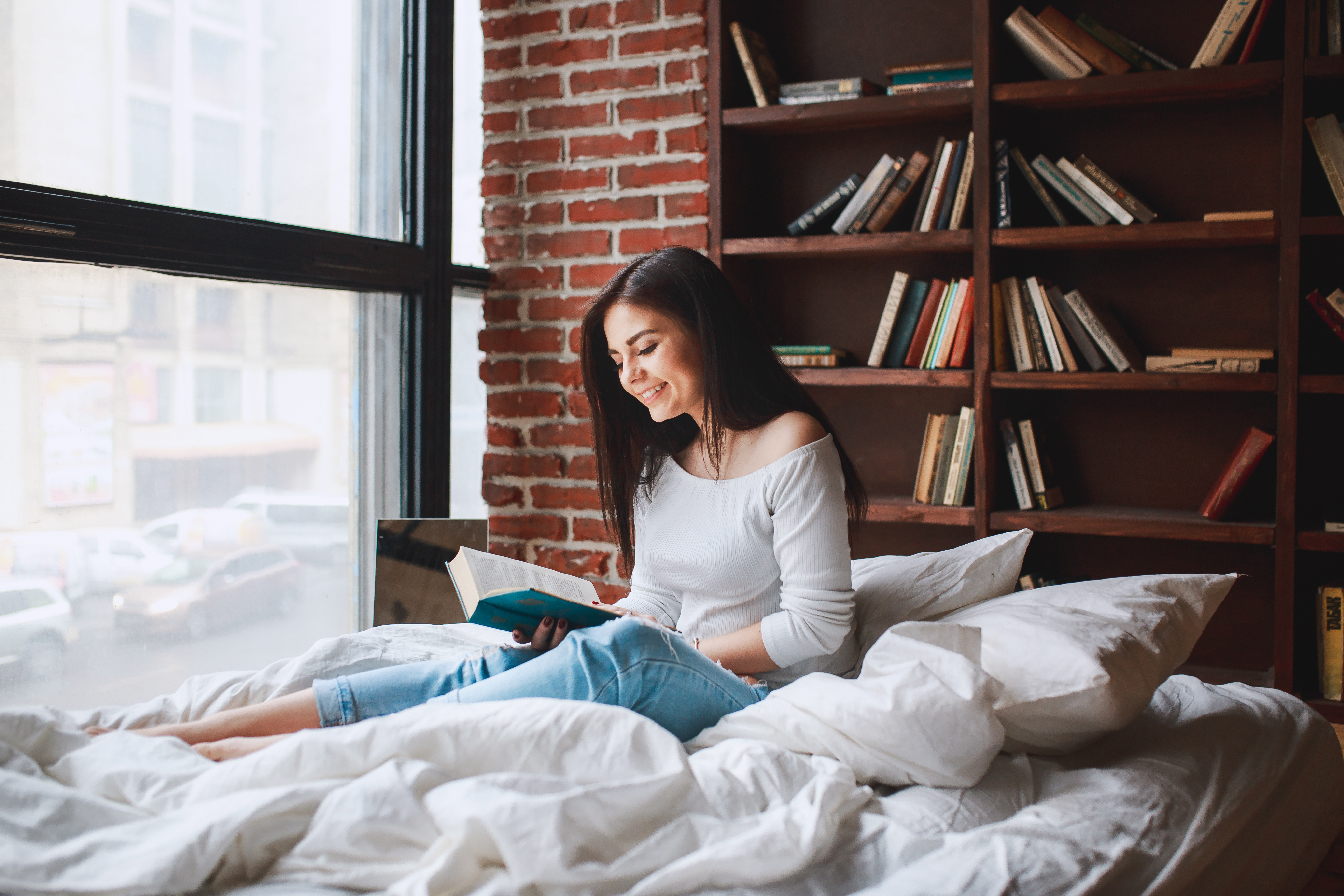 Включи дом лежать. Чтение в кровати. Фотосессия на диване с книгой. Девушка с книгой на диване. Комфортное чтение.