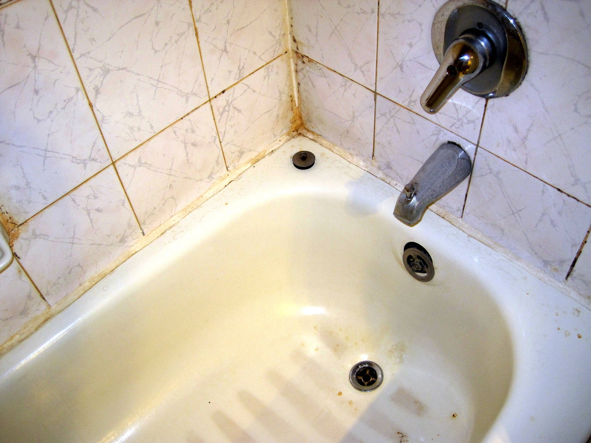 Ezzel az egyszerű módszerrel könnyedén eltüntetheted a rozsdafoltokat a  kádról és a zuhanyzóról - Blikk Rúzs