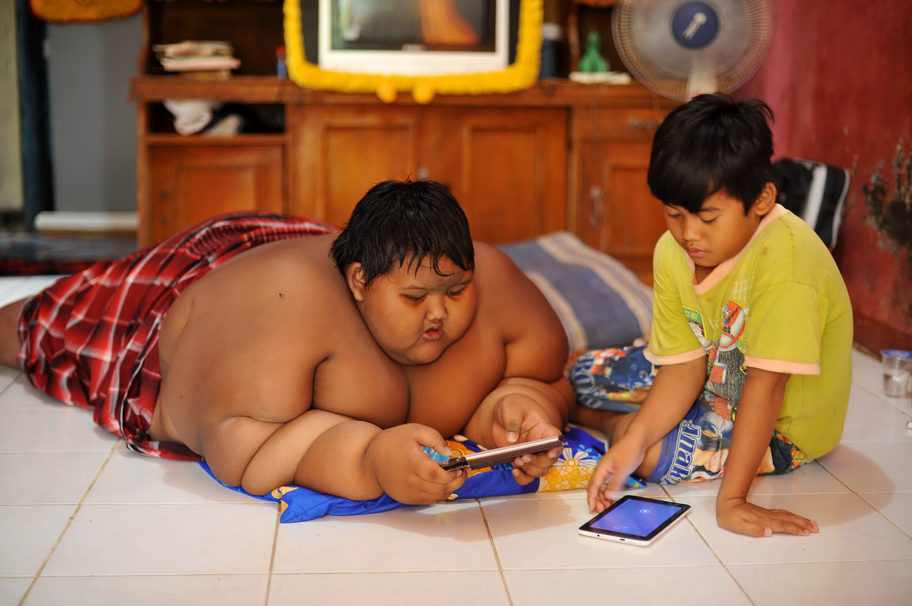 Толстую бабушку мальчик. Самый толстый мальчик Арья Пермана. Арья перман мальчик из Индонезии.