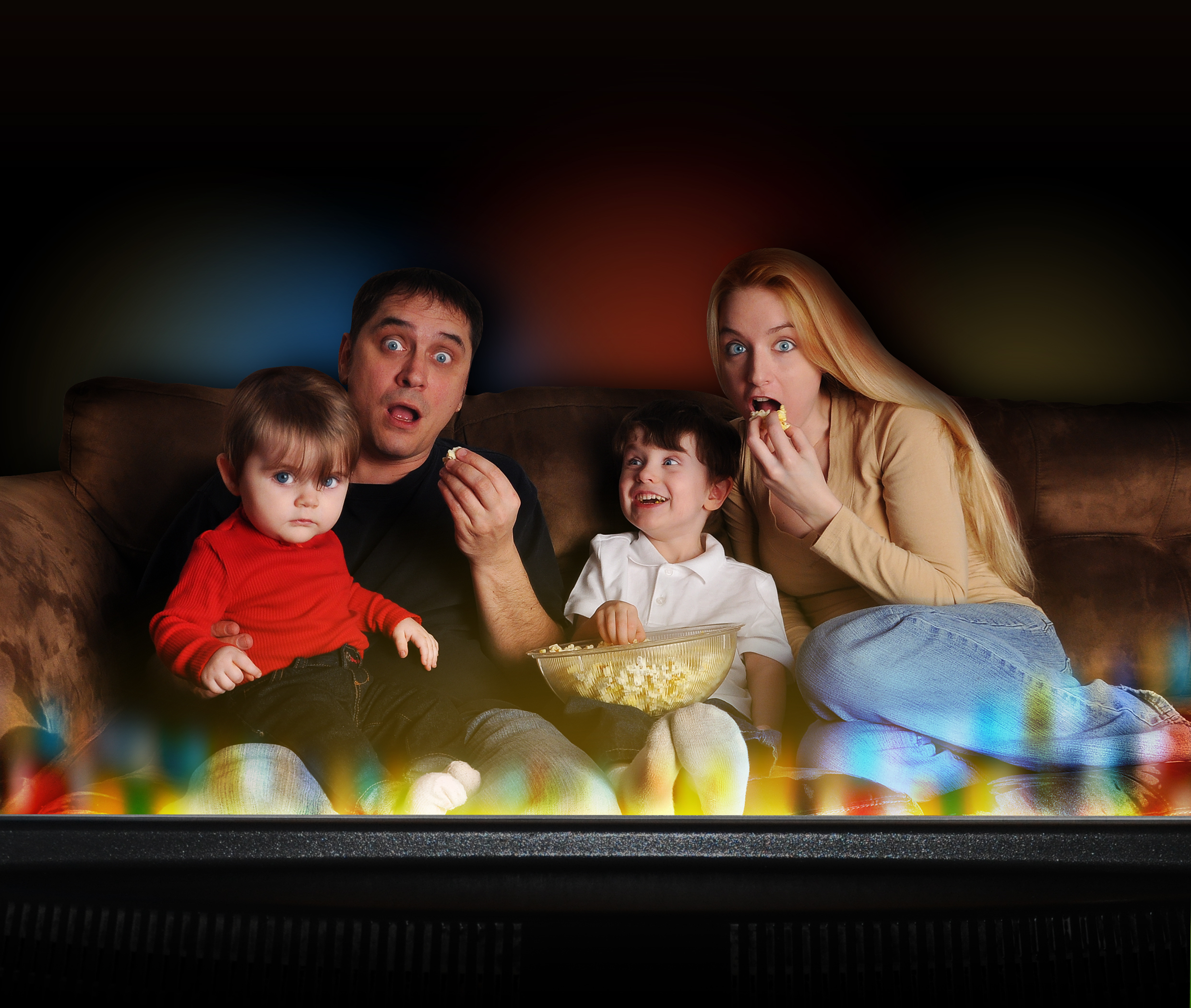 Пока родители смотрят телевизор. Семья у телевизора. Семья перед Телеком. Семья у телевизора вечером. Семья перед телевизором новый год.
