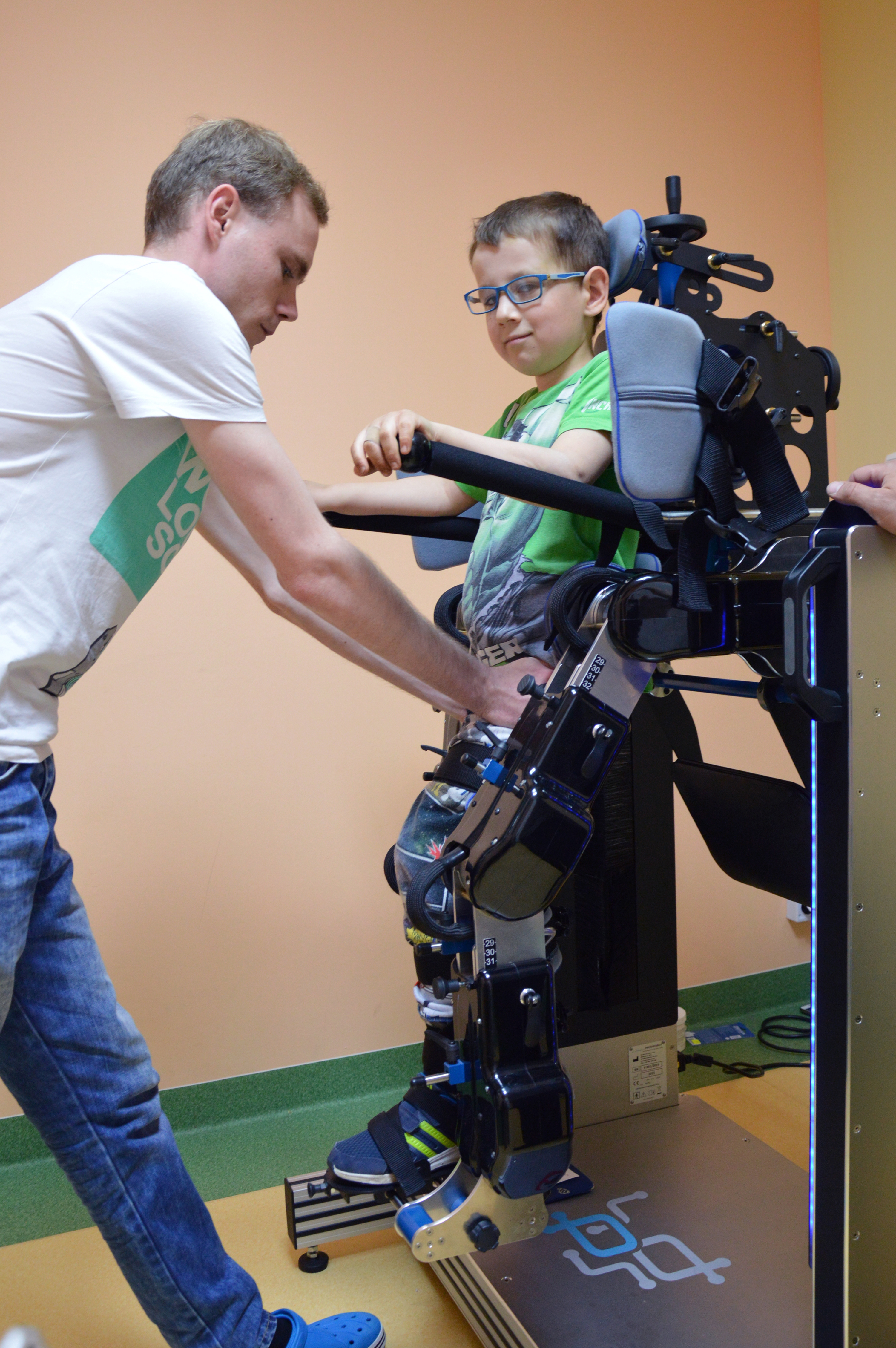 Csodálatos eszköz Magyarországon: robotok tanítják járni a gyerekeket -  Blikk