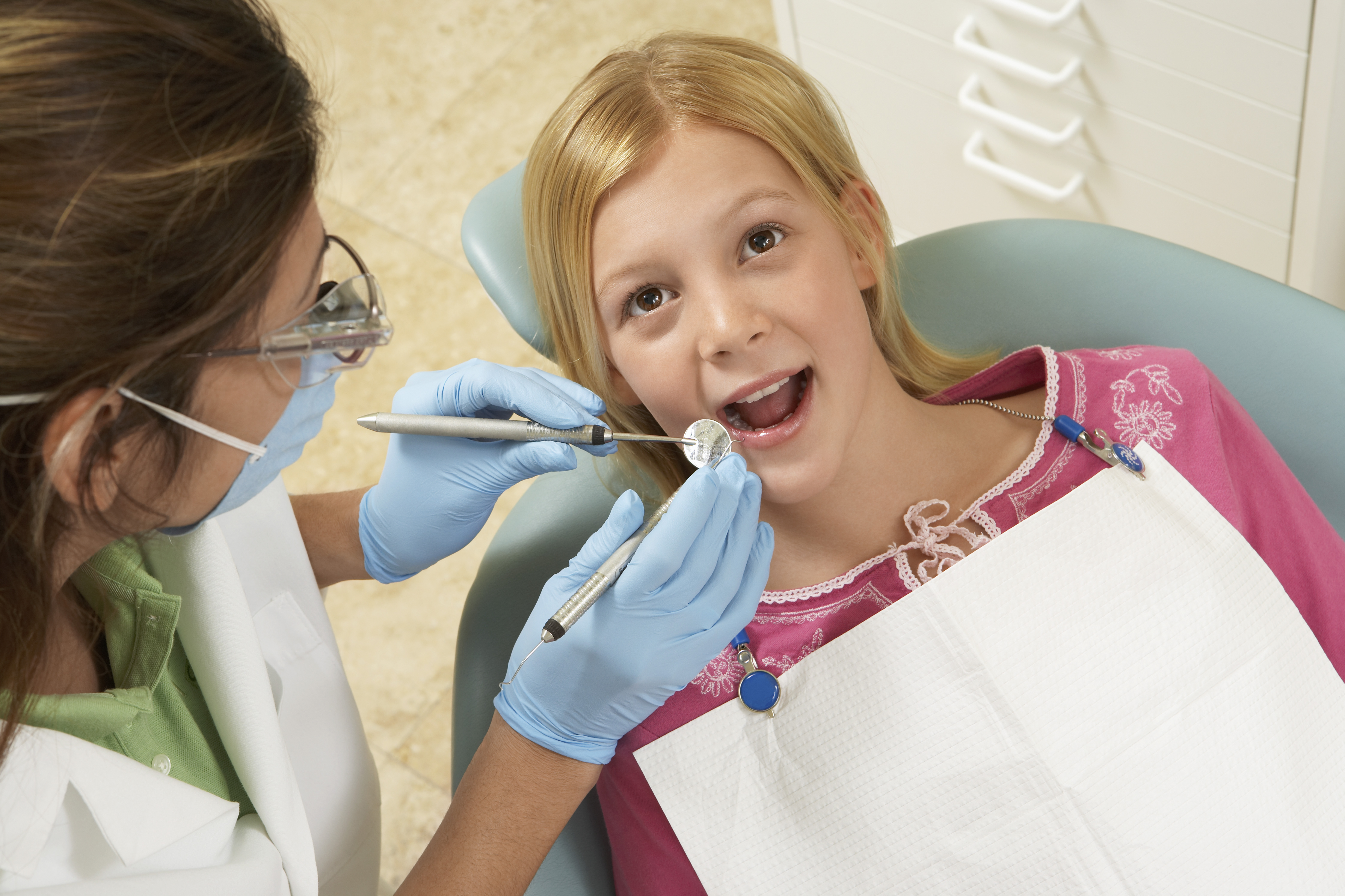 Можно вылечить зубы разом. Подросток в стоматологии. Дети и подростки у стоматолога. Осмотр стоматолога. Зубы подростка.