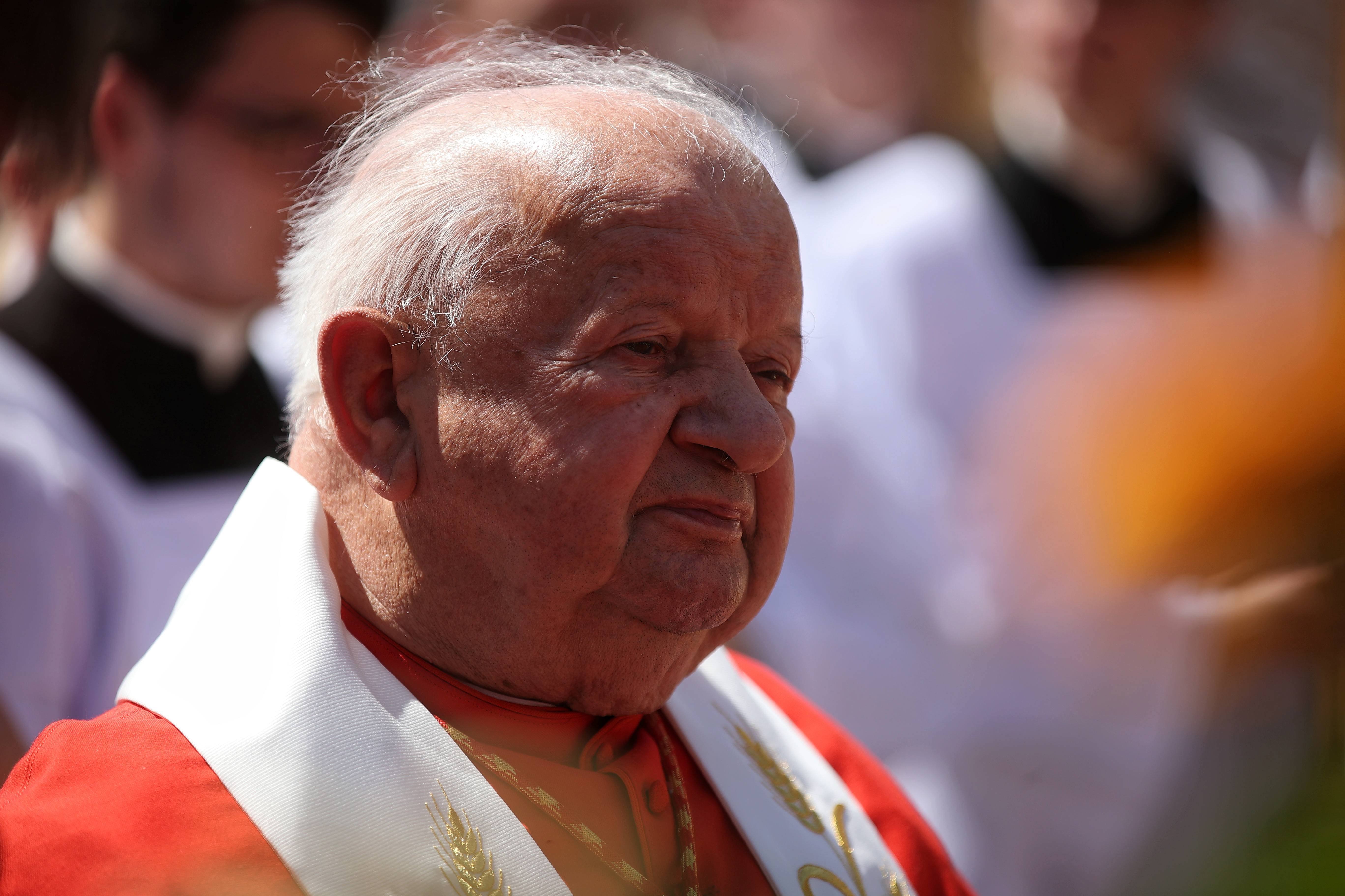 Był żywą relikwią papieża, dziś go kompromituje. Czy Stanisław Dziwisz jest rzeczywiście niezatapialny?