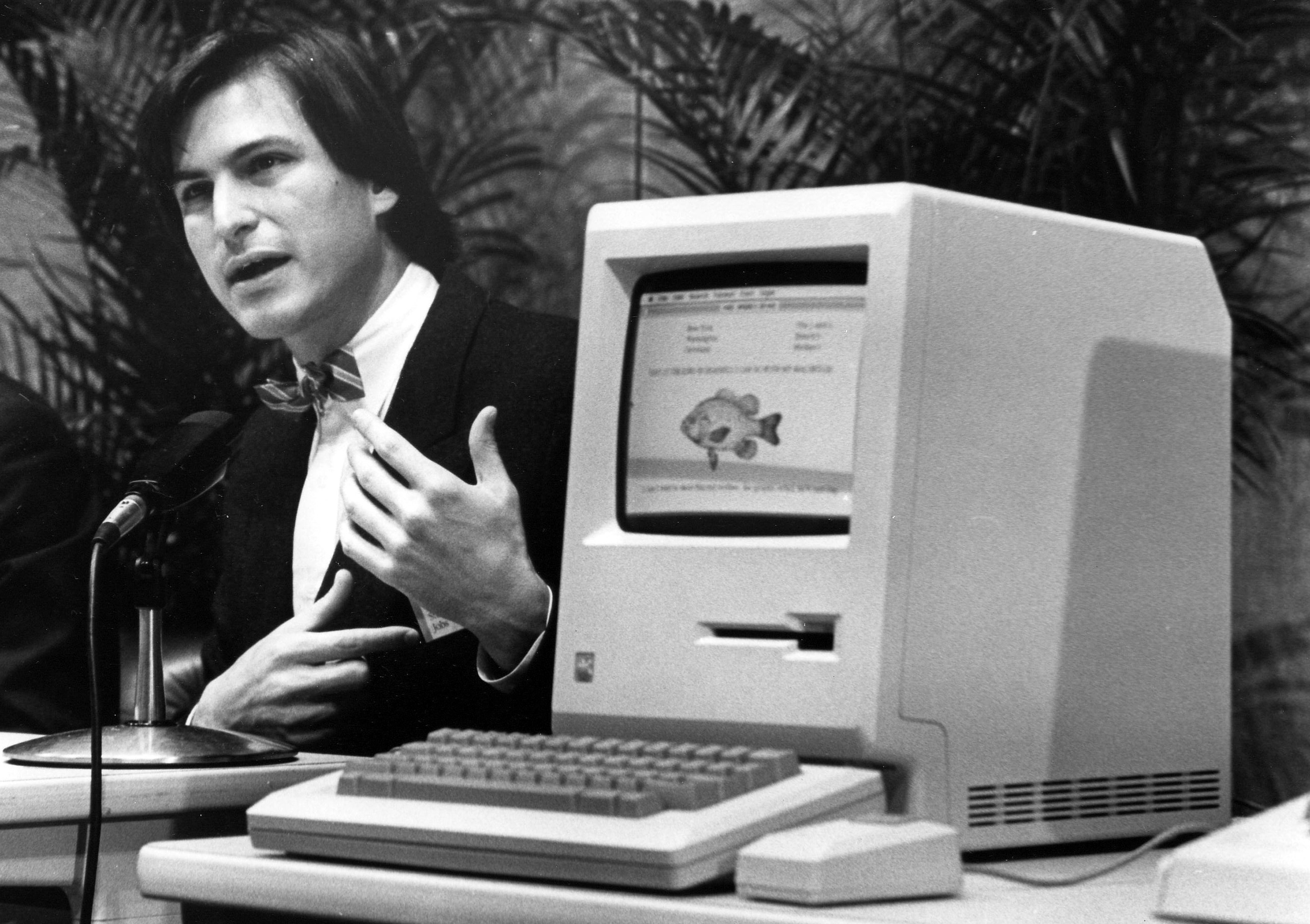 Стив макинтош. Стив Джобс макинтош 1984. Стив Джобс 1976. Компьютер Apple Macintosh (1984). Стив Джобс 1985.