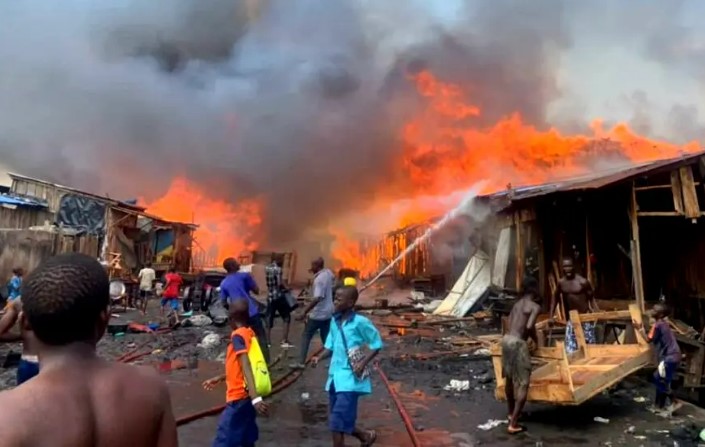 Again, shops and shanties razed as fire guts plank market in Ebute Metta  [PHOTOS] | Pulse Nigeria