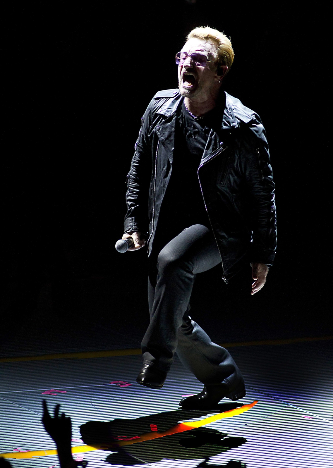 Bono podczas koncertu w Amsterdamie