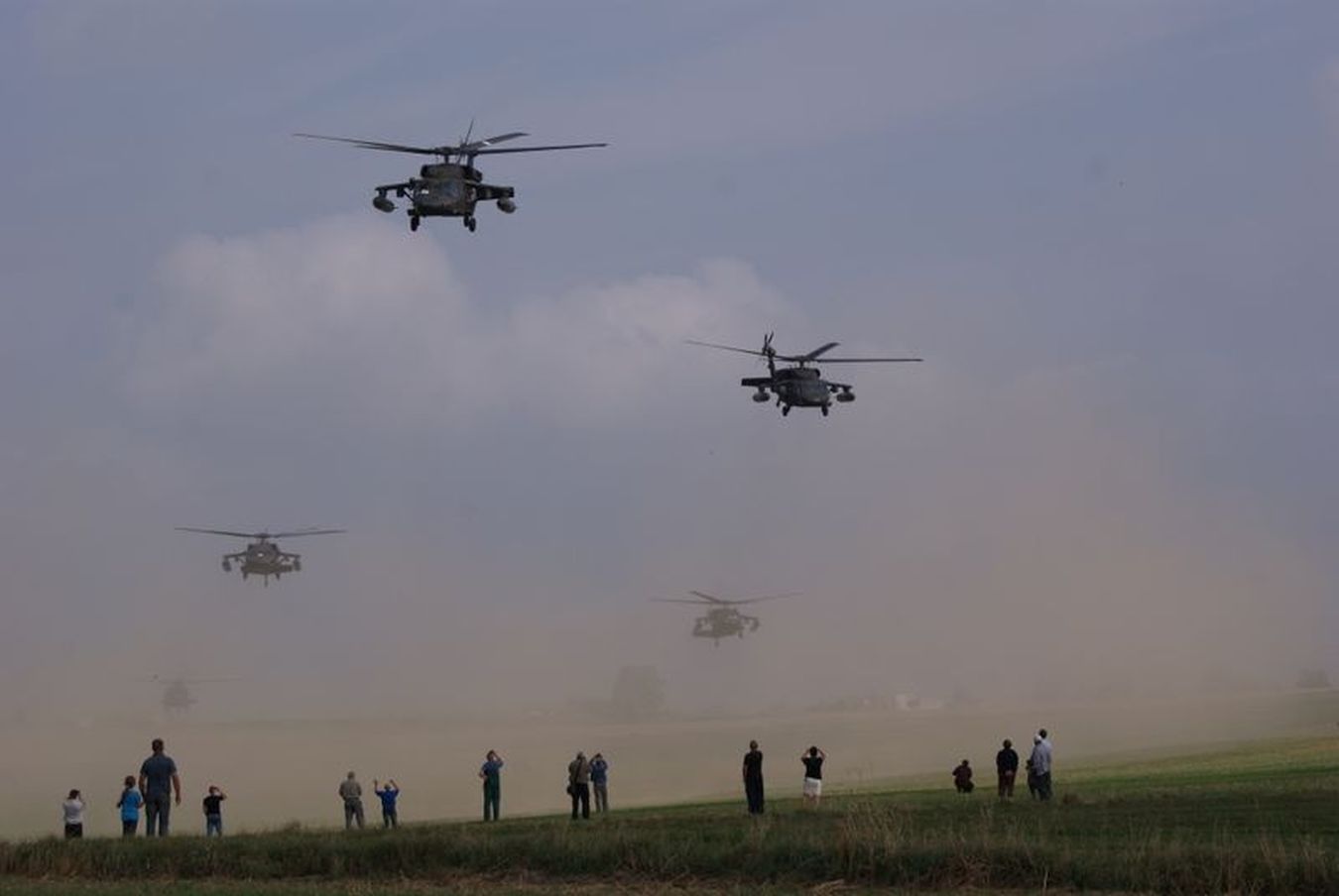 Нато пугало. Вертолеты армии Польши. Вертолет НАТО В Латвии.